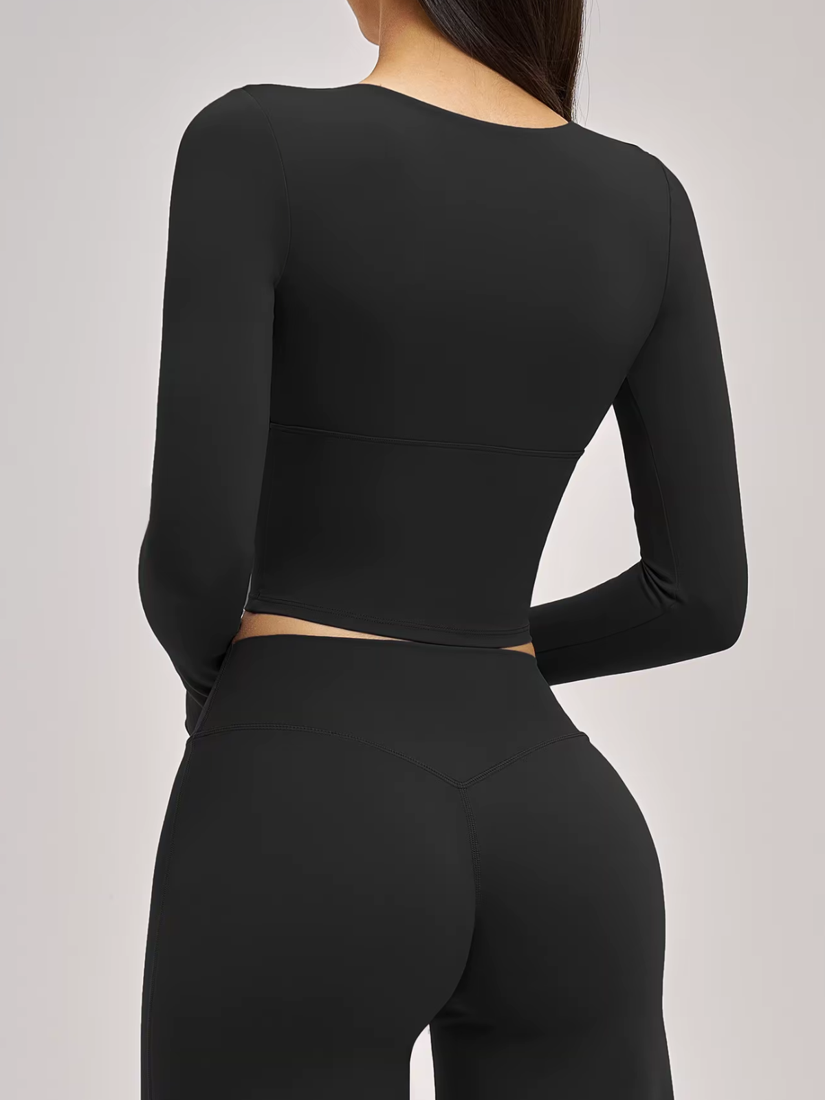 Wickeltop mit Twist-Front, V-Ausschnitt, langen Ärmeln und bauchfreiem Schnitt
