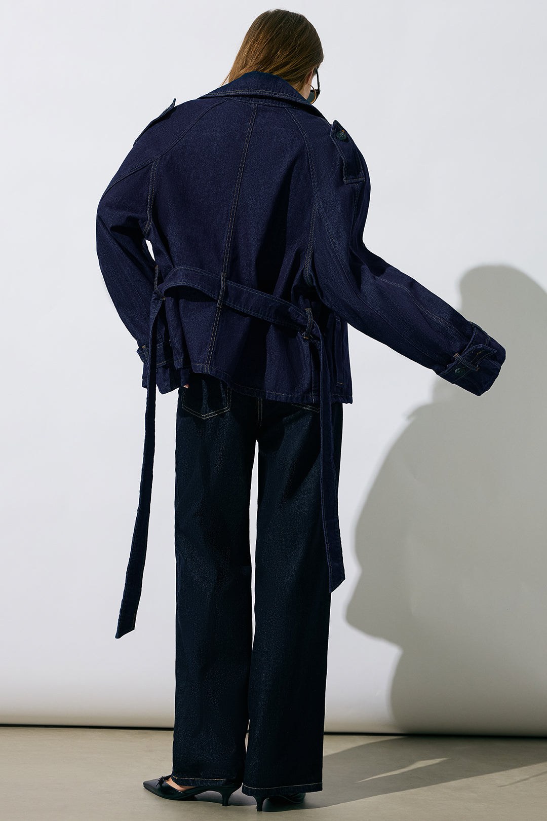 Jeans-Outerwear mit Gürtel und asymmetrischem Schnitt