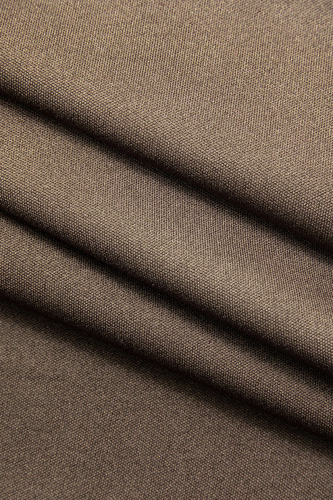 Mini-robe épaules dénudées avec bordure en fausse fourrure