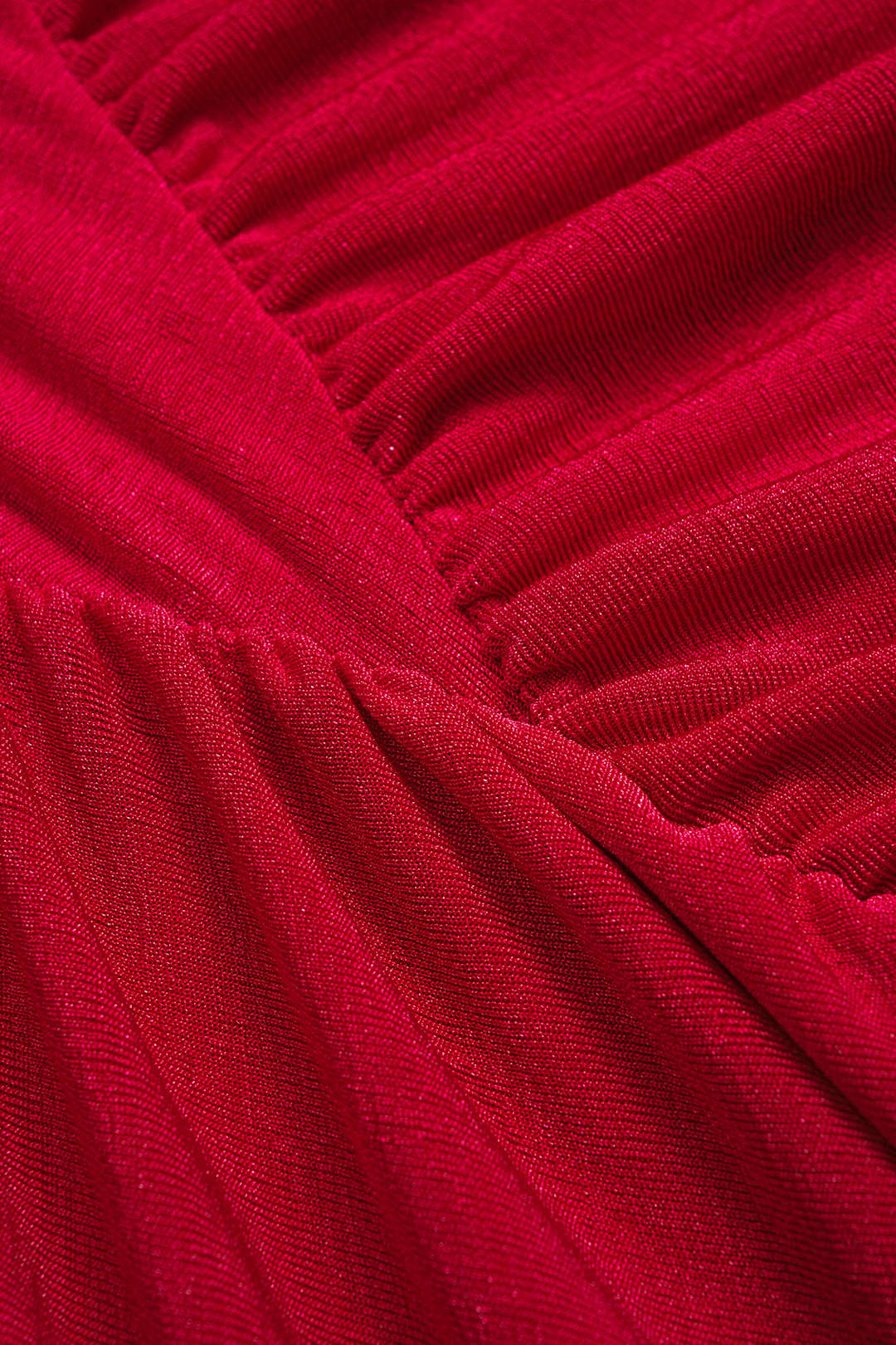 Maxikleid mit Stehkragen, Schulterpolstern, überkreuzter Raffung am Rücken und langen Ärmeln