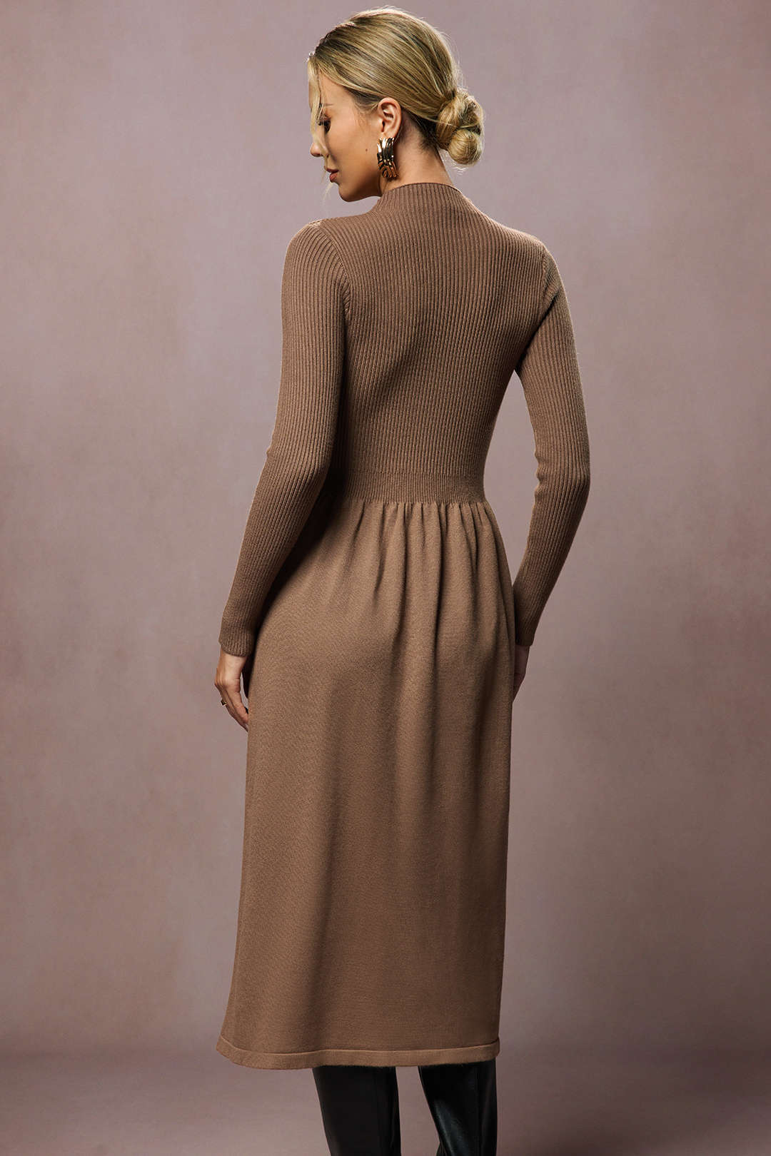 Geripptes, gerafftes, hochtailliertes Midikleid mit langen Ärmeln