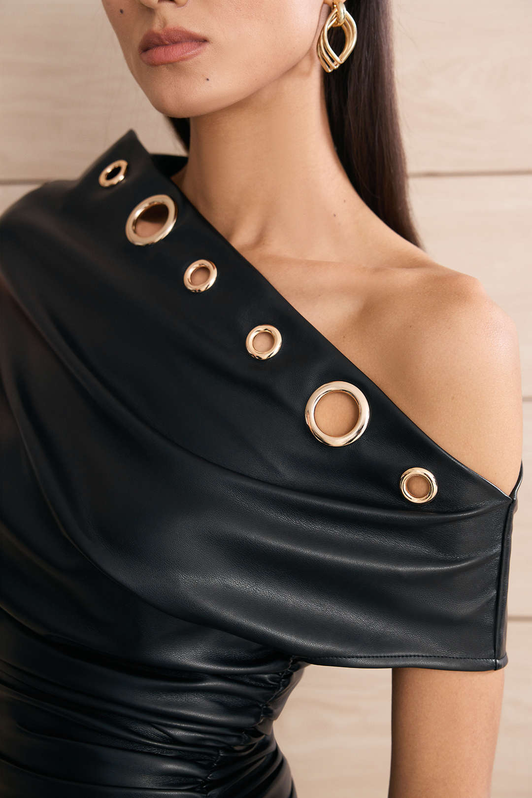 Minikleid aus Kunstleder mit metallischen Ösen und geraffter One-Shoulder-Partie