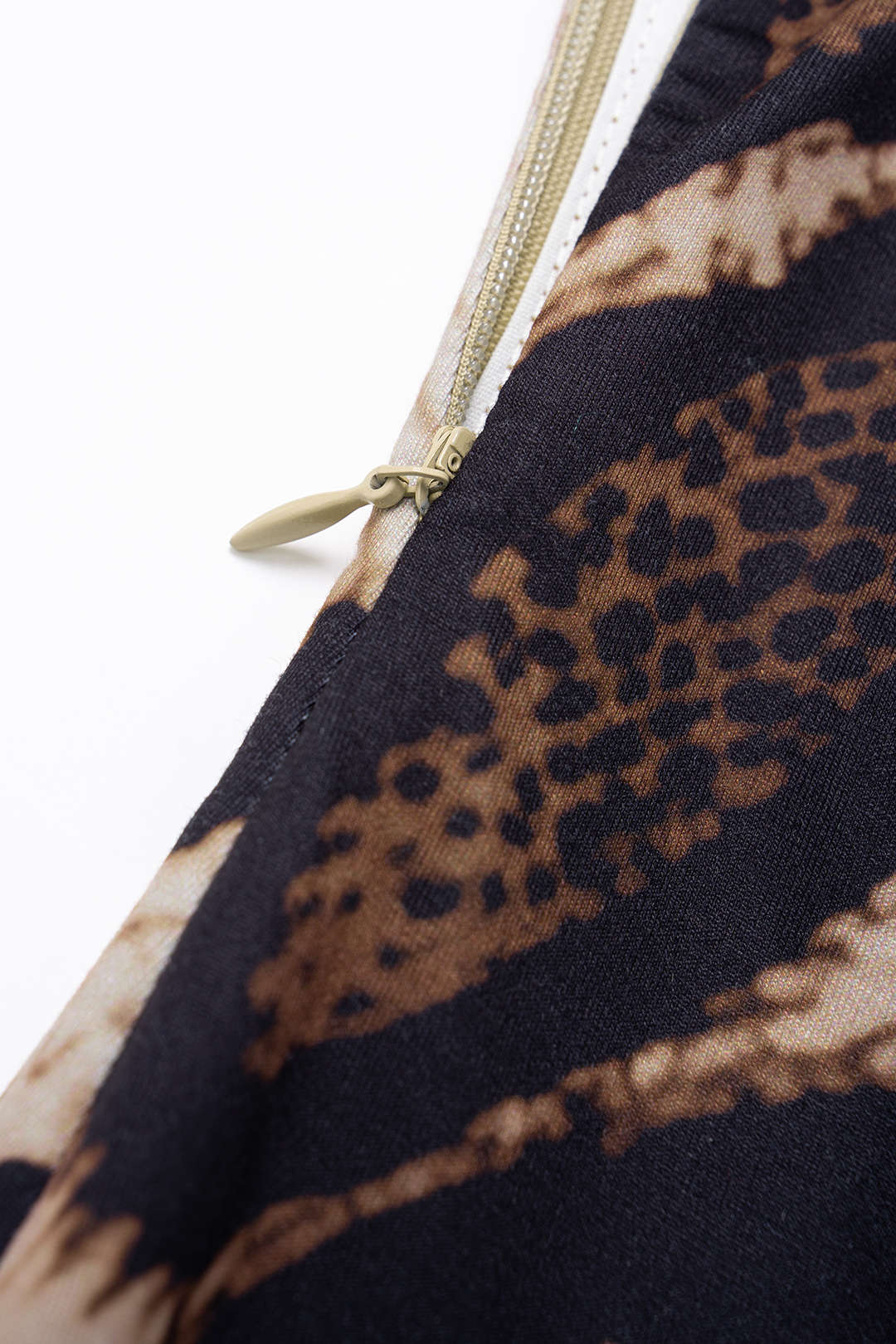 Maxikleid mit Leopardenmuster, Stehkragen, Neckholder und Korsett-Oberteil