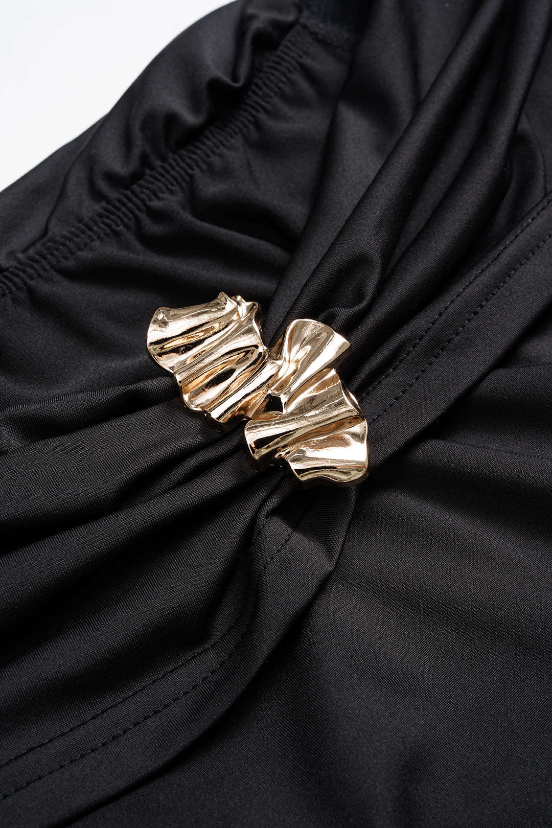 Carmen-Minikleid mit langen Ärmeln, gerafftem, transparentem Metallic-Dekor und Carmen-Ausschnitt
