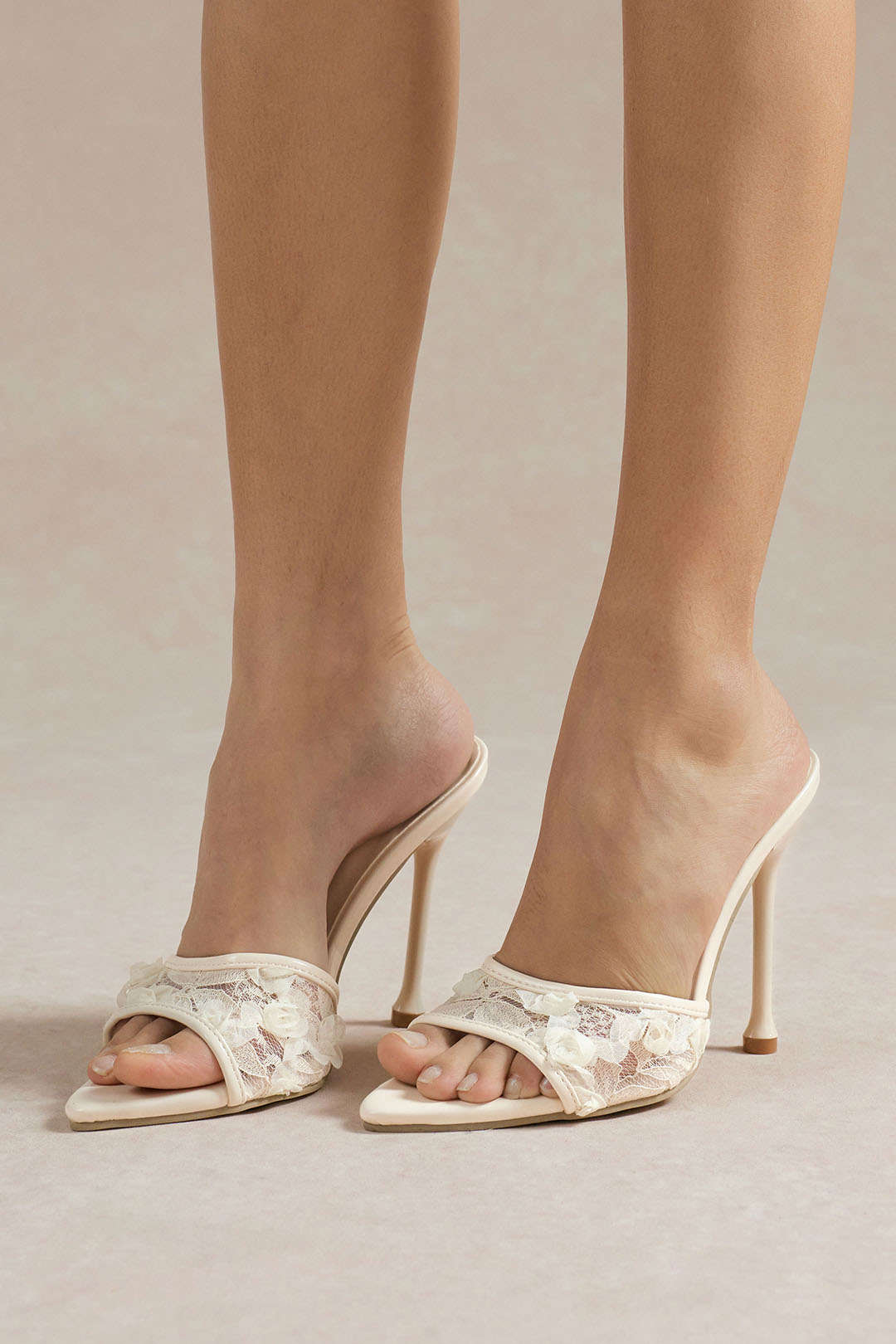 Absatzschuhe mit Spitzenbesatz und 3D-Stickerei