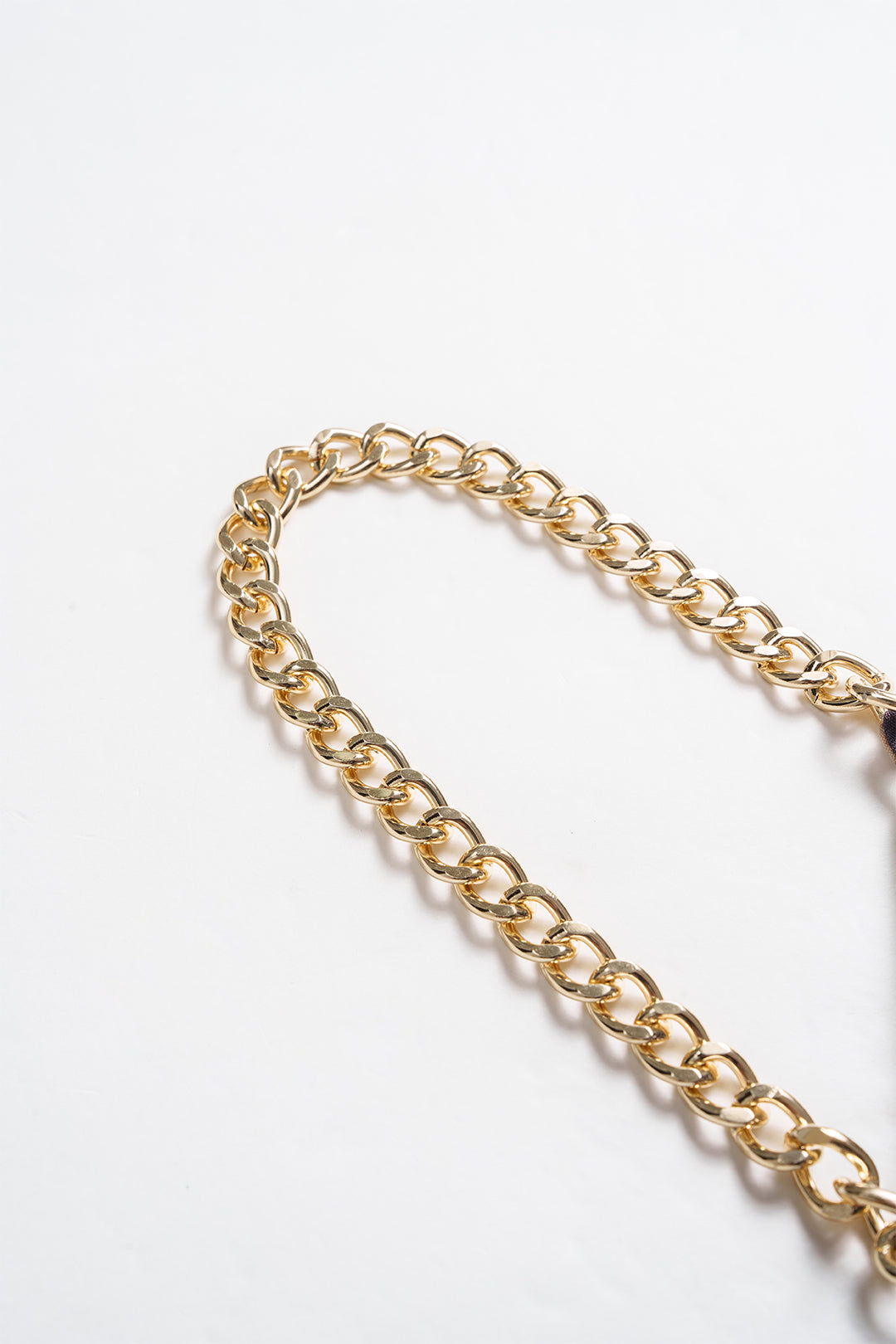 Ärmelloses, asymmetrisches Minikleid mit tropischem Muster und Metallkette