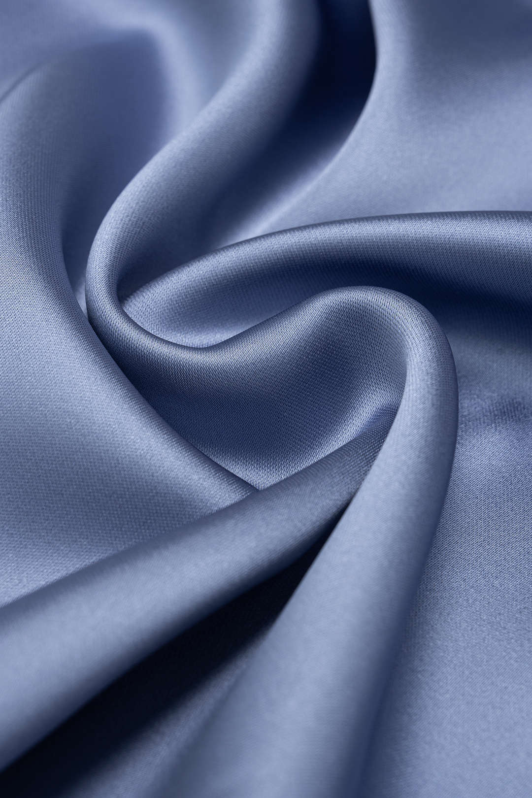 Satiniertes, drapiertes Minikleid mit Wasserfallausschnitt, Raffungen und asymmetrischem Schnitt
