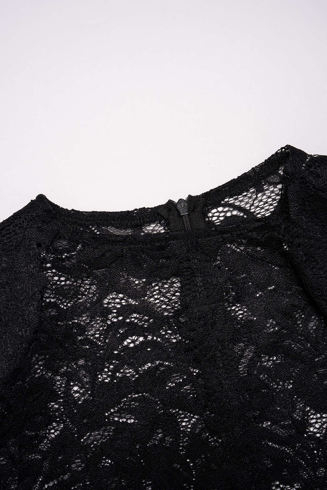 Midi-Kleid mit transparentem Spitzenrundhalsausschnitt, asymmetrischen Raffungen und langen Ärmeln zum Binden