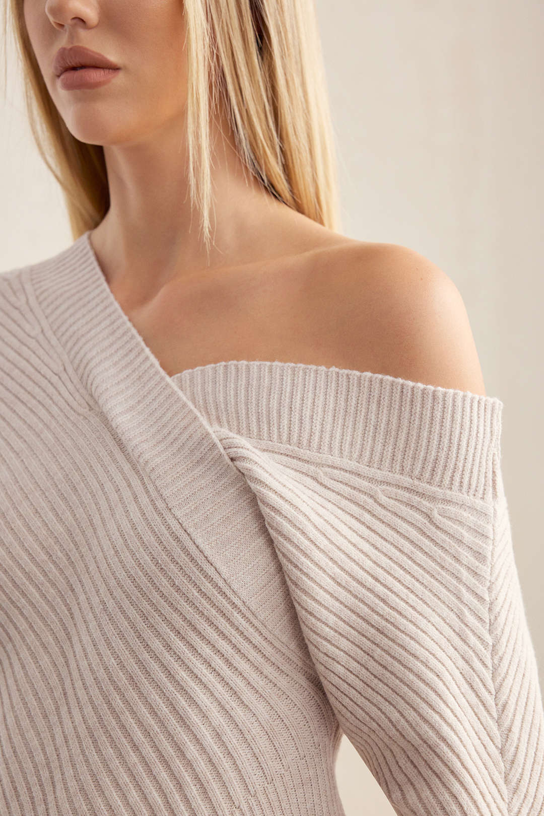 Asymmetrisches V-Ausschnitt Langarmshirt aus Strick