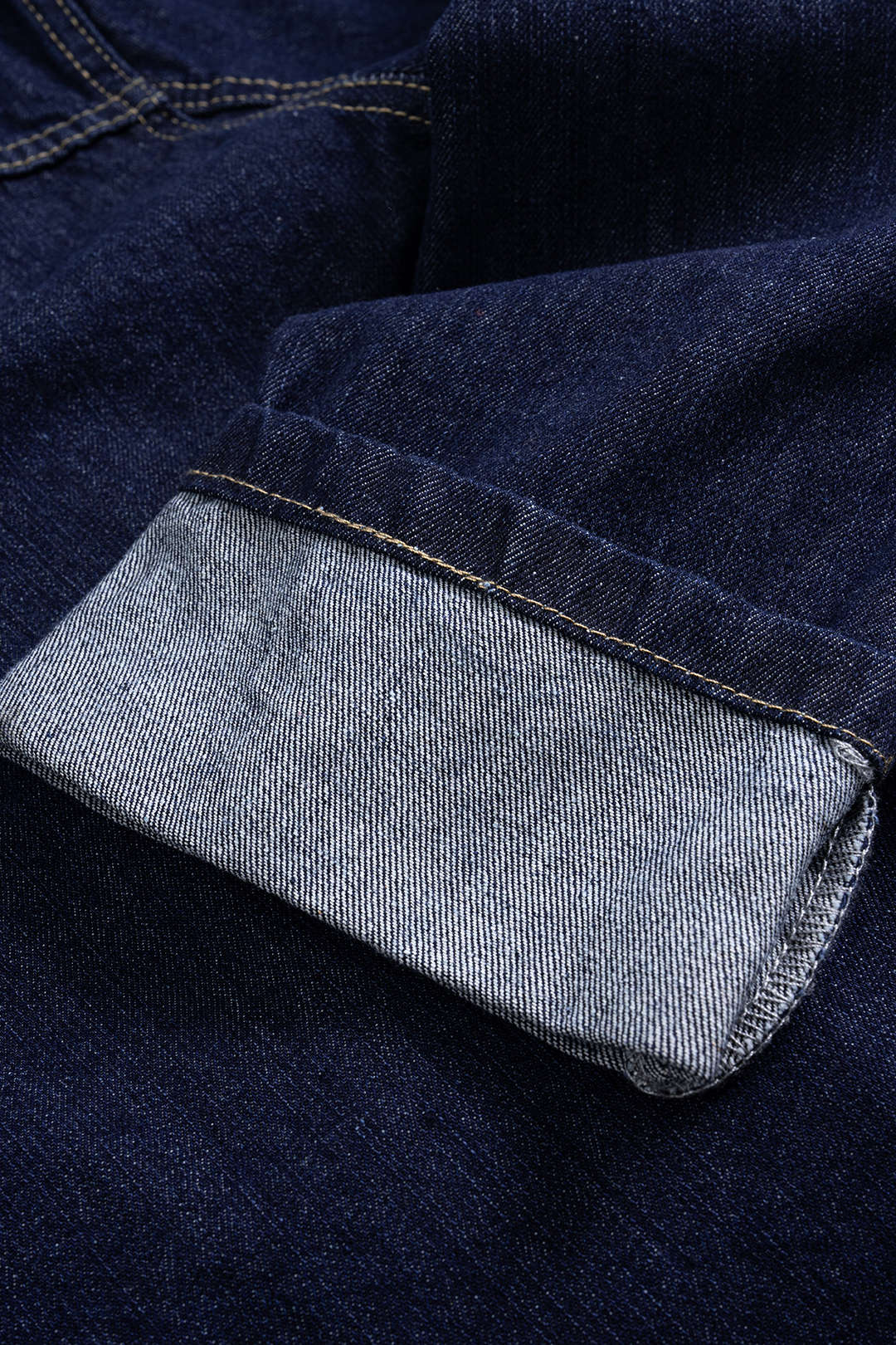 Jeanshemd mit Knöpfen und umgeschlagenen Ärmeln