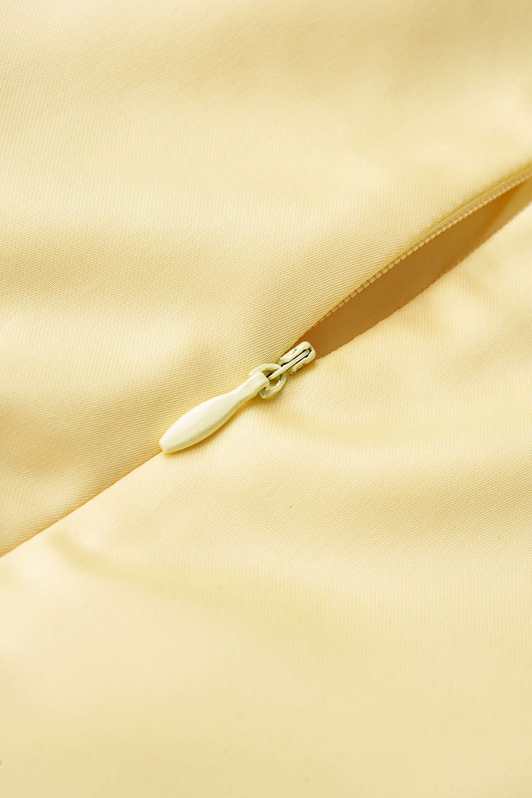 Ärmelloses Maxi-Satin-Kleid mit gekreuztem Rückenausschnitt