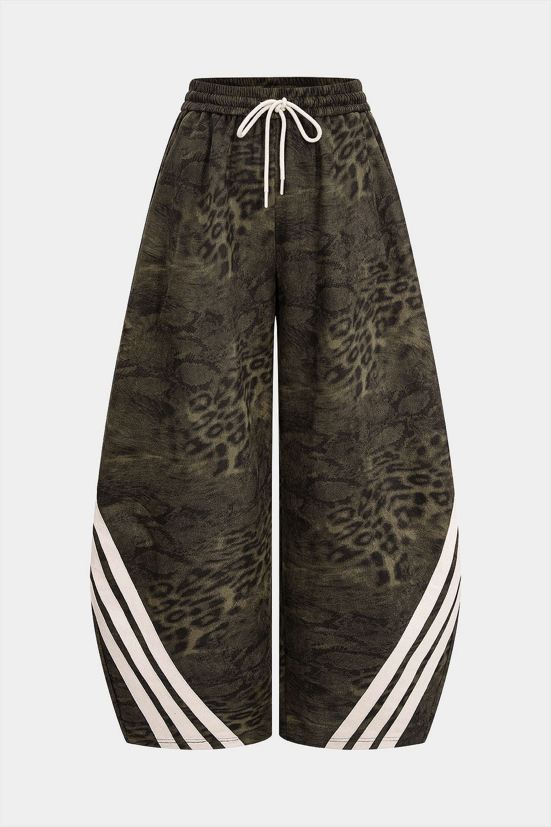 Wildlederhose mit Leopardenmuster und weitem Bein