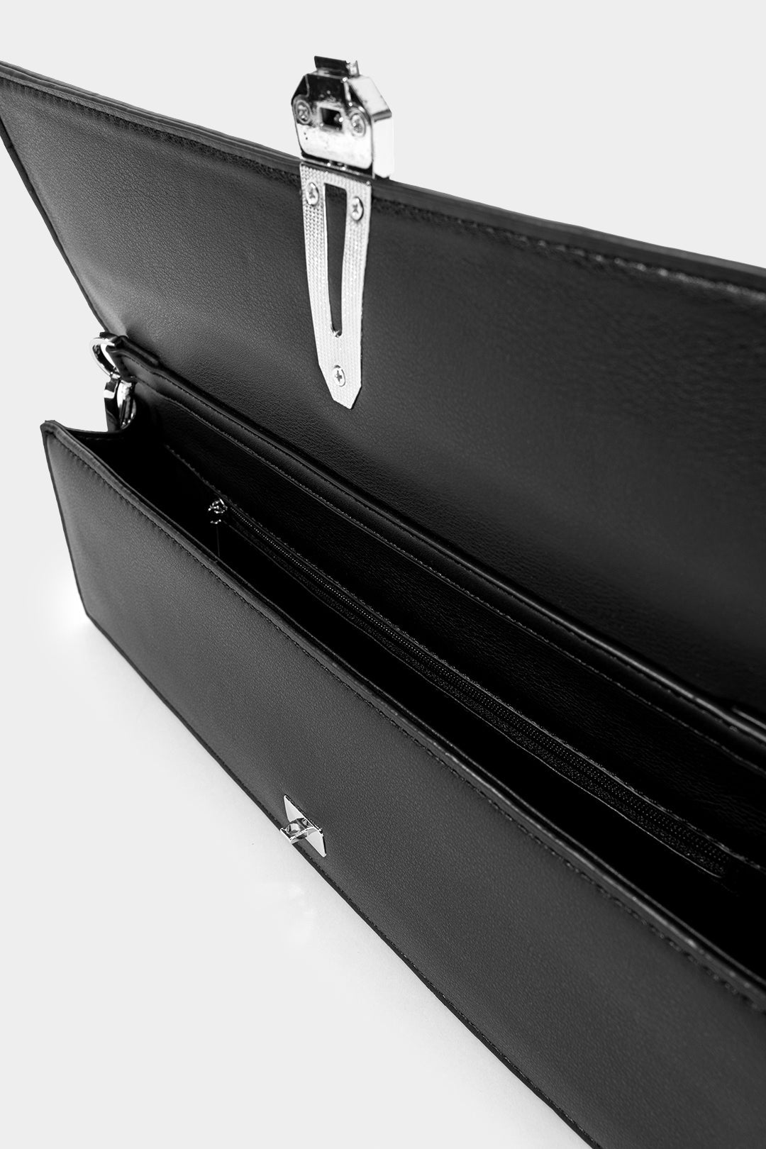 Pochette en cuir à chaîne métallique