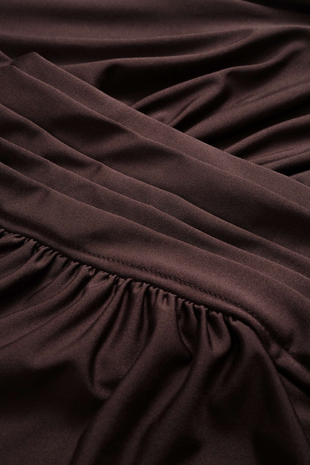 Asymmetrisches, gerafftes Maxikleid mit langen Ärmeln und One-Shoulder-Ausschnitt