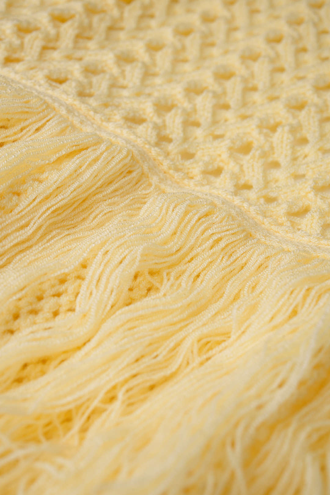 Mini-robe sans manches en maille ajourée à franges