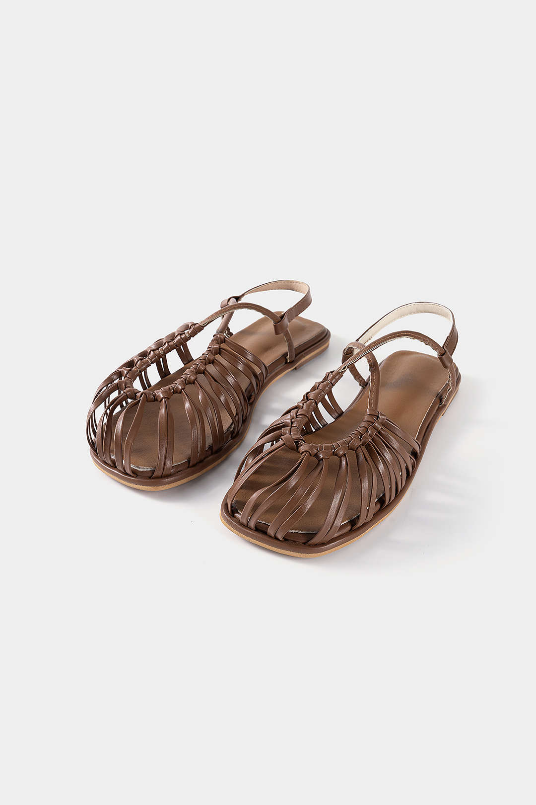 Sandalen mit Aussparungen