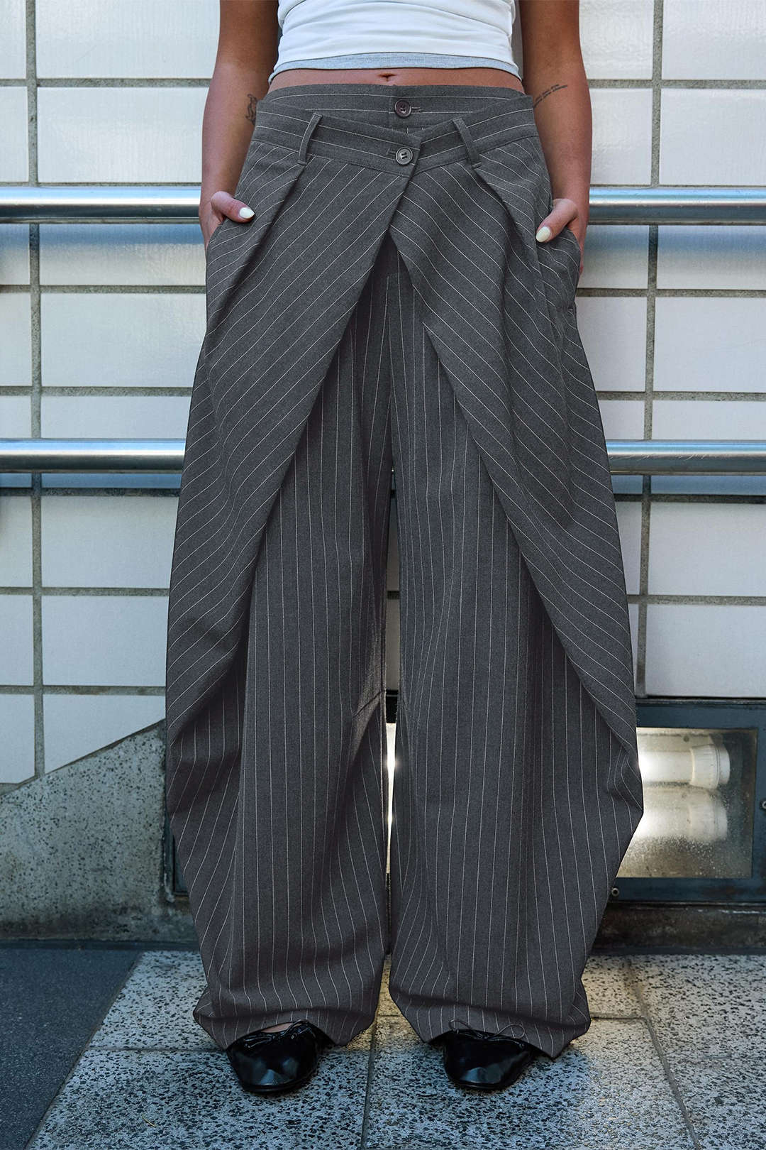 Gestreifte Hose mit Knopfleiste, Taschen und Raffungen