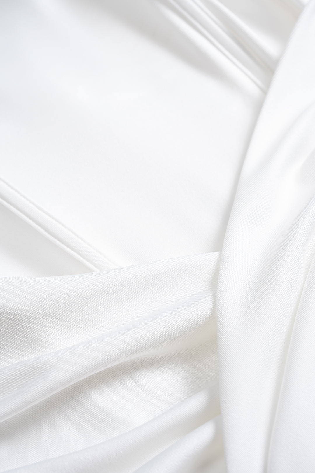 Raffiniertes, asymmetrisches ärmelloses Minikleid
