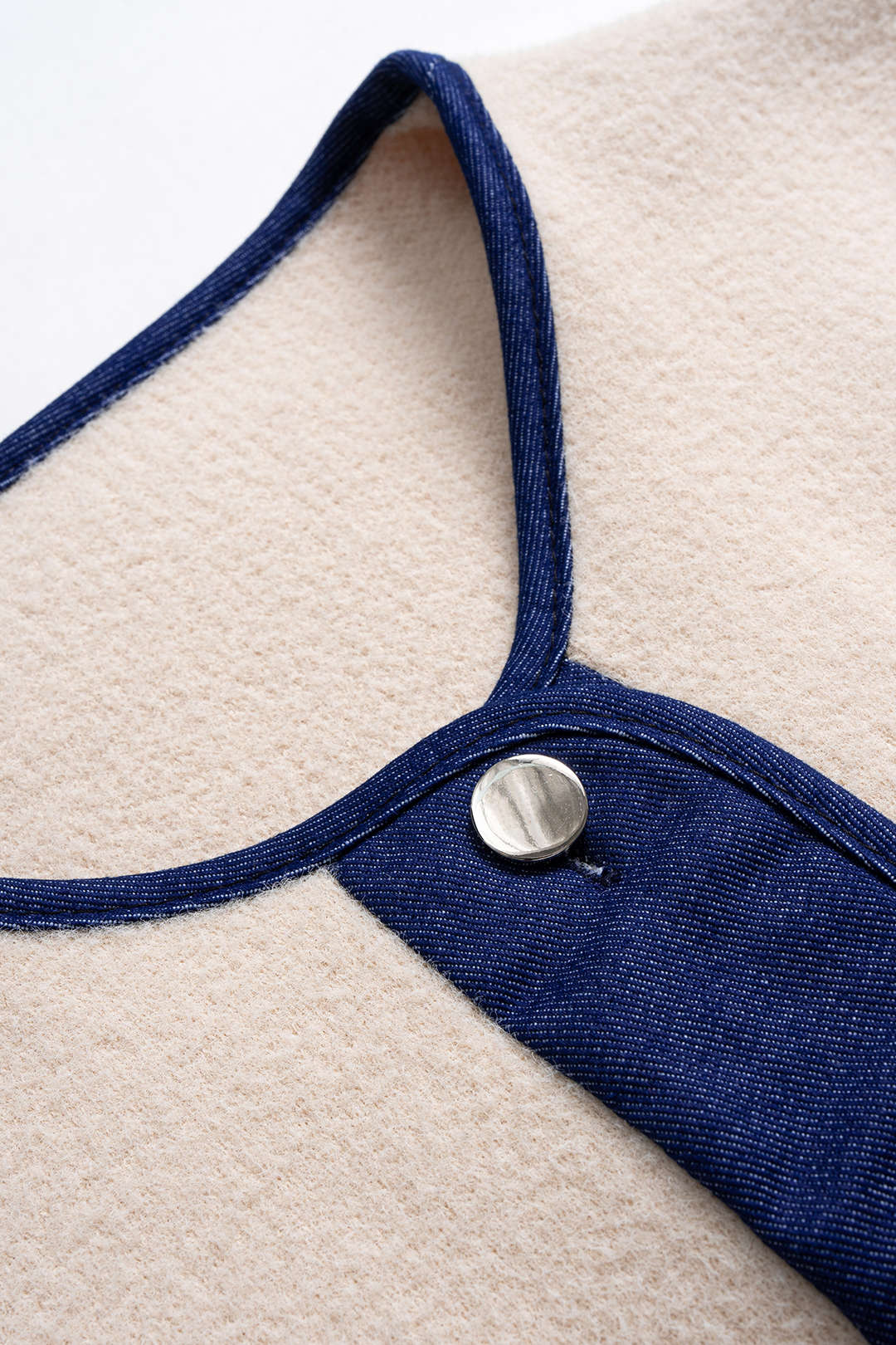 Cardigan aus gestricktem Denim mit Patchwork-Tasche