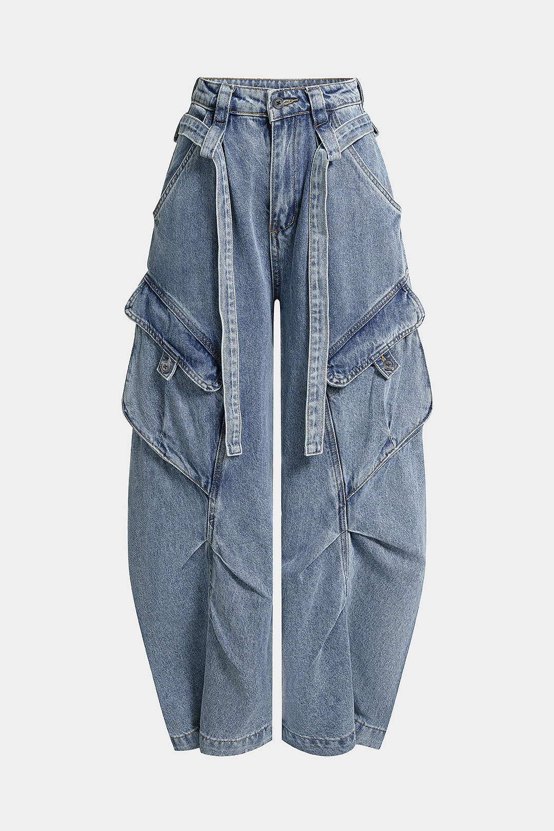 Jeans mit weitem Bein, Gürtel und Taschen aus Denim
