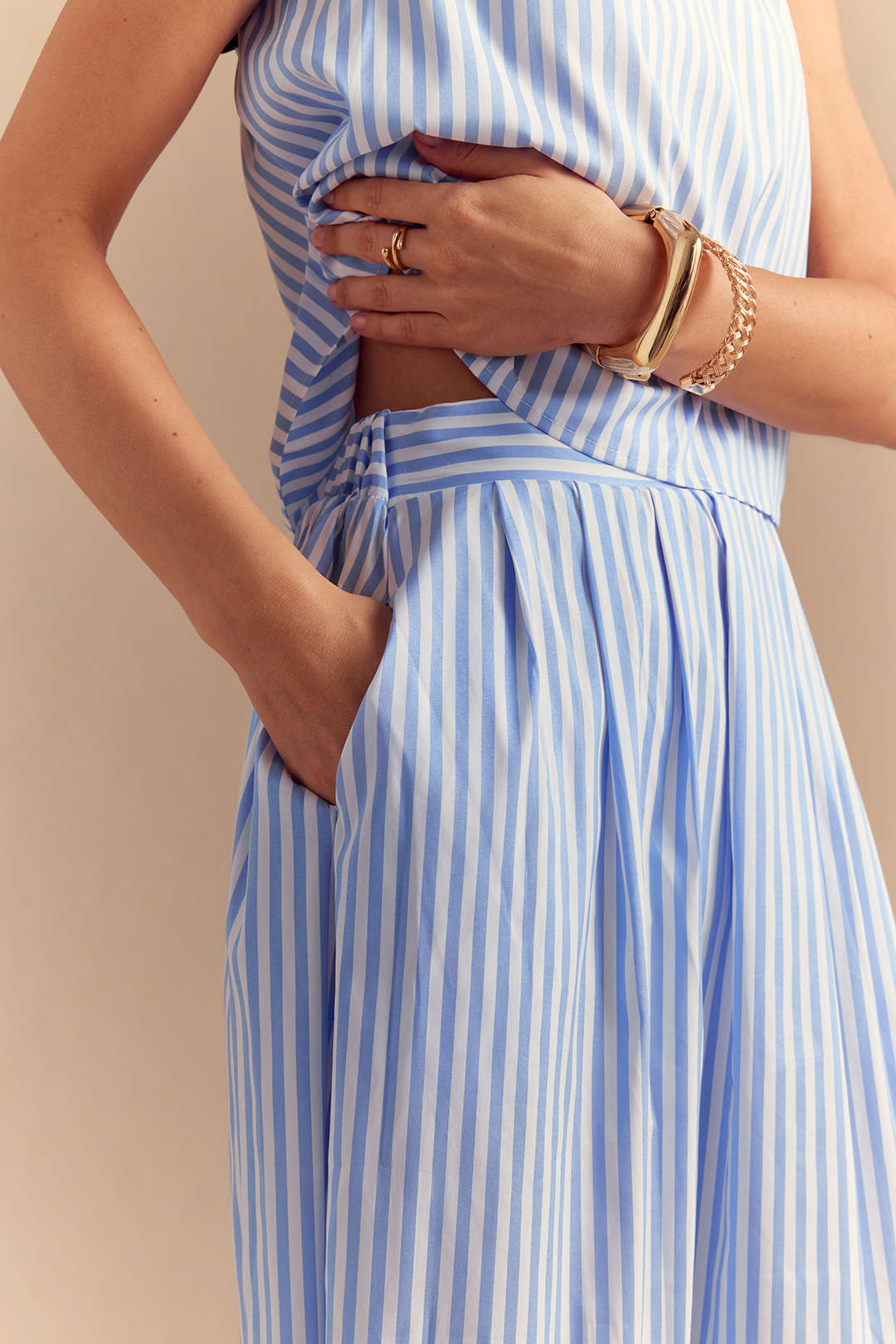 Ensemble top sans manches boutonnée à rayures et jupe à poches