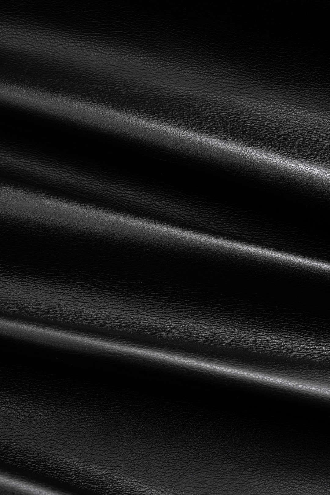 Minikleid aus Kunstleder mit metallischen Ösen und geraffter One-Shoulder-Partie