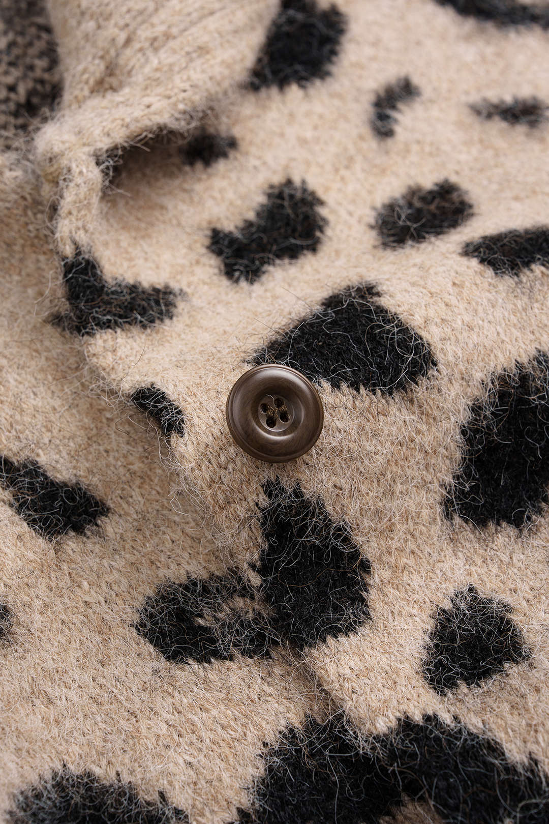Strick-Leopardenmuster-Cardigan mit Knöpfen und Minirock-Set