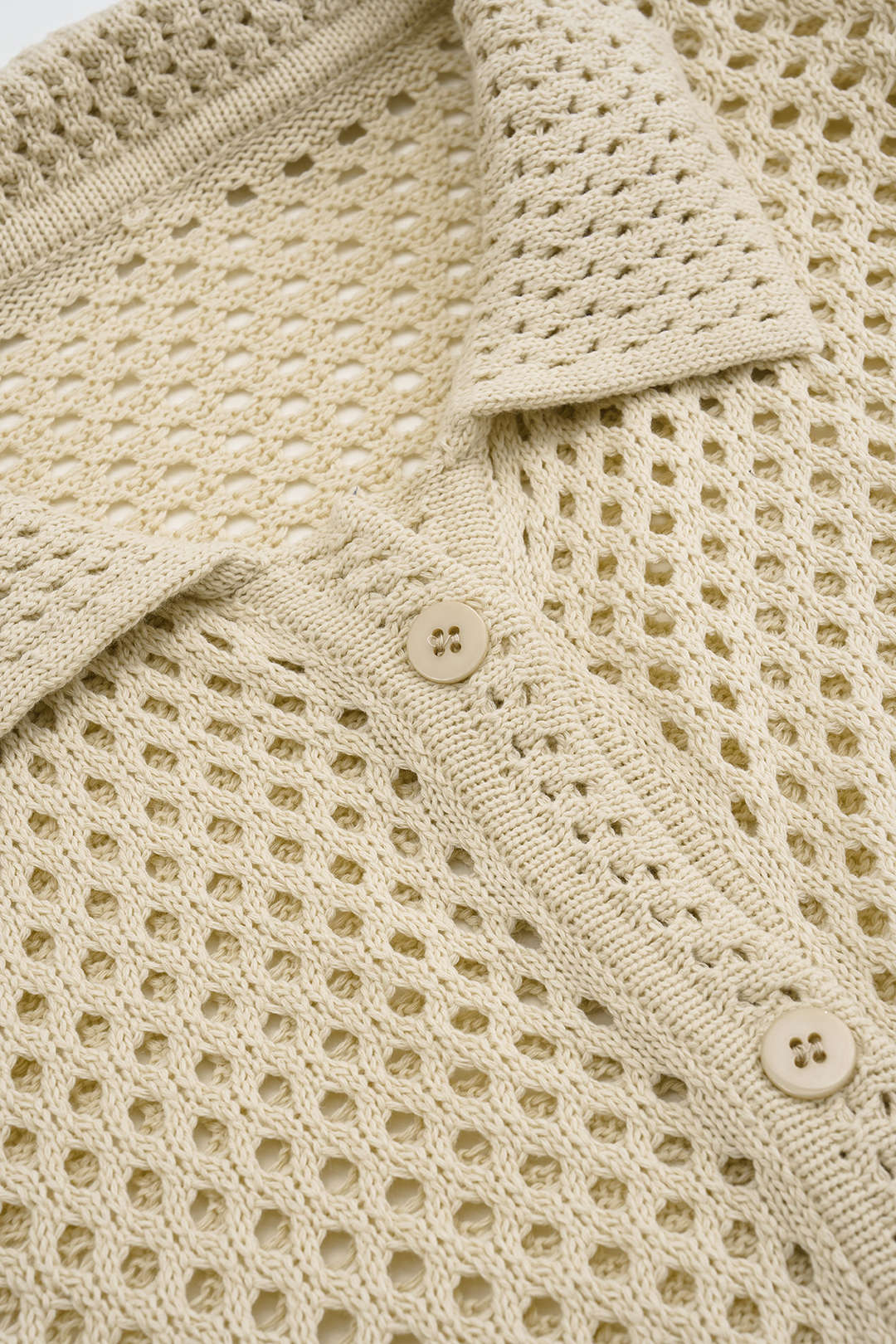 Gestricktes Oberteil mit Knöpfen, Cut-Out und kurzen Ärmeln und Shorts Set