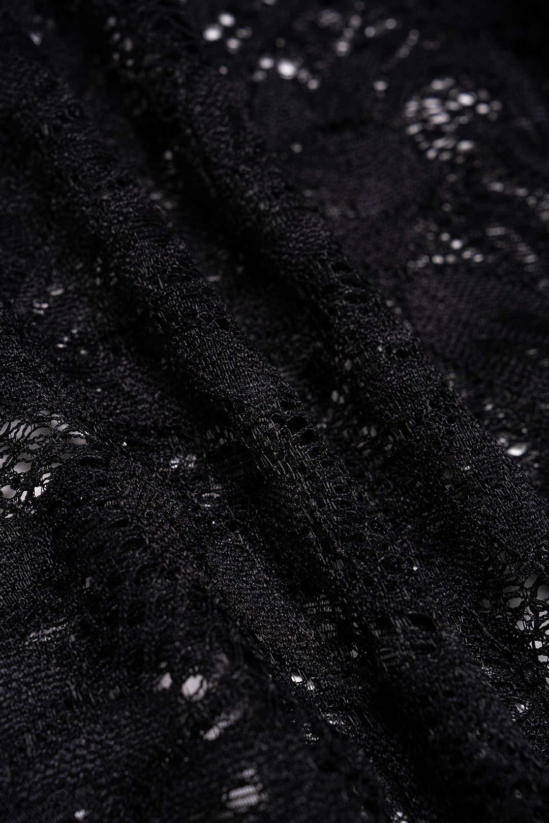 Midi-Kleid mit transparentem Spitzenrundhalsausschnitt, asymmetrischen Raffungen und langen Ärmeln zum Binden