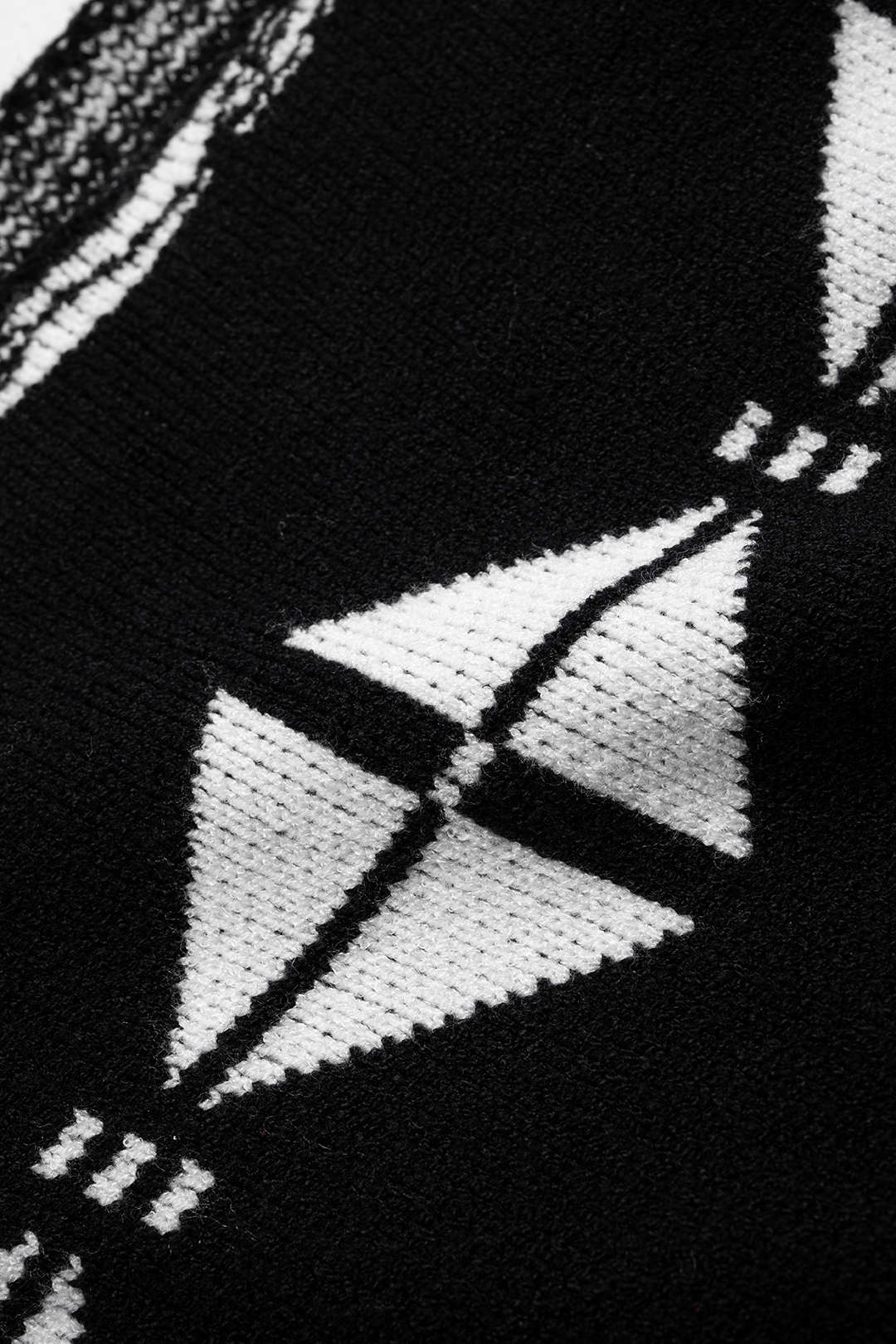 Strick-Top mit geometrischem Muster, schräger Schulter und langen Ärmeln