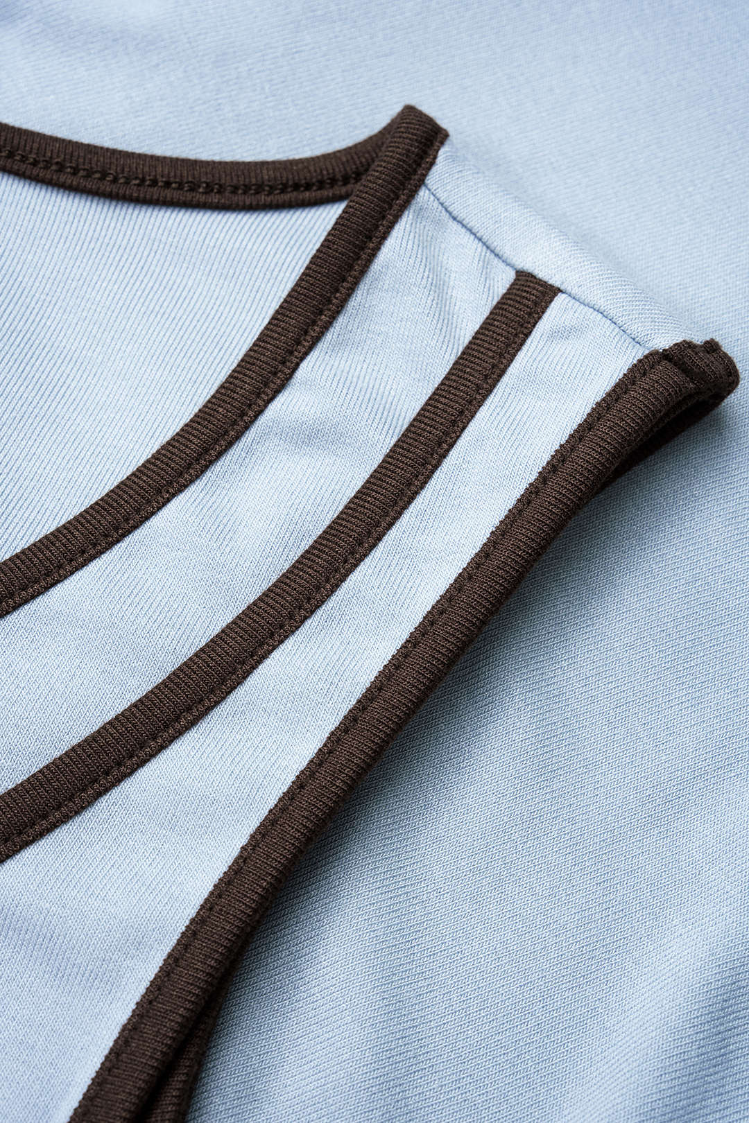 Asymmetrisches Tanktop mit Kontrastpaspelierung
