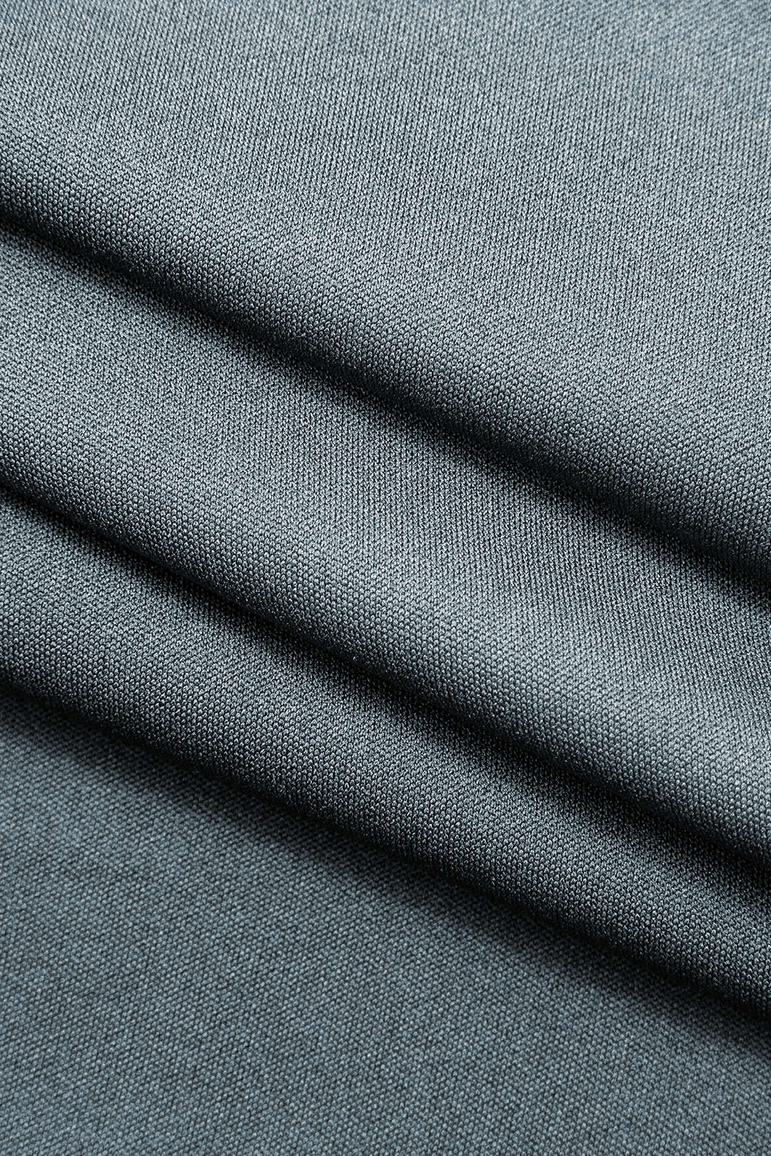 Mini-robe épaules dénudées avec bordure en fausse fourrure