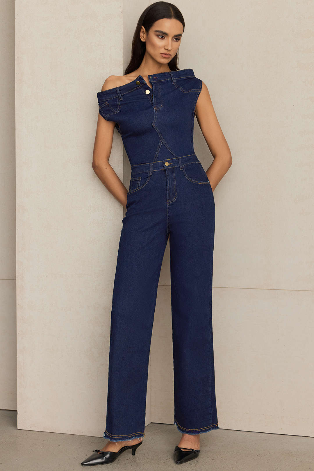 Denim Ein-Schulter-Jumpsuit mit Knöpfen, asymmetrischer Tasche und ärmellos