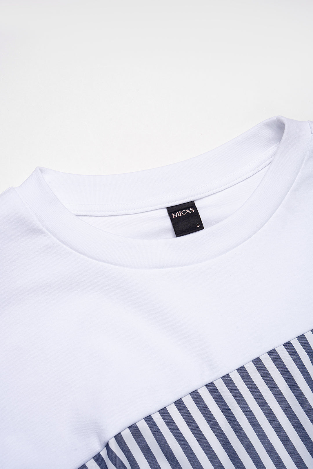 Gestreiftes T-Shirt mit Rundhalsausschnitt, asymmetrischen Raffungen und kurzen Ärmeln