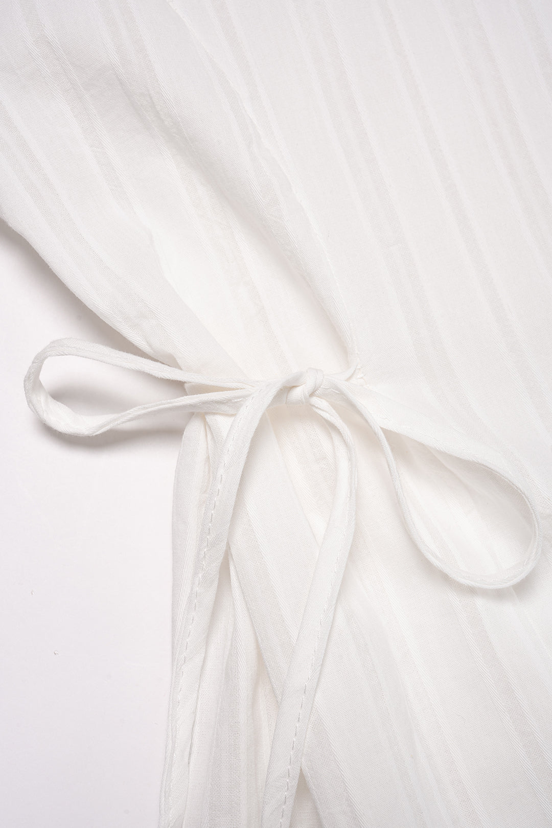 Revers-gestreiftes Langarmhemd mit Bindegürtel und Knopfleiste