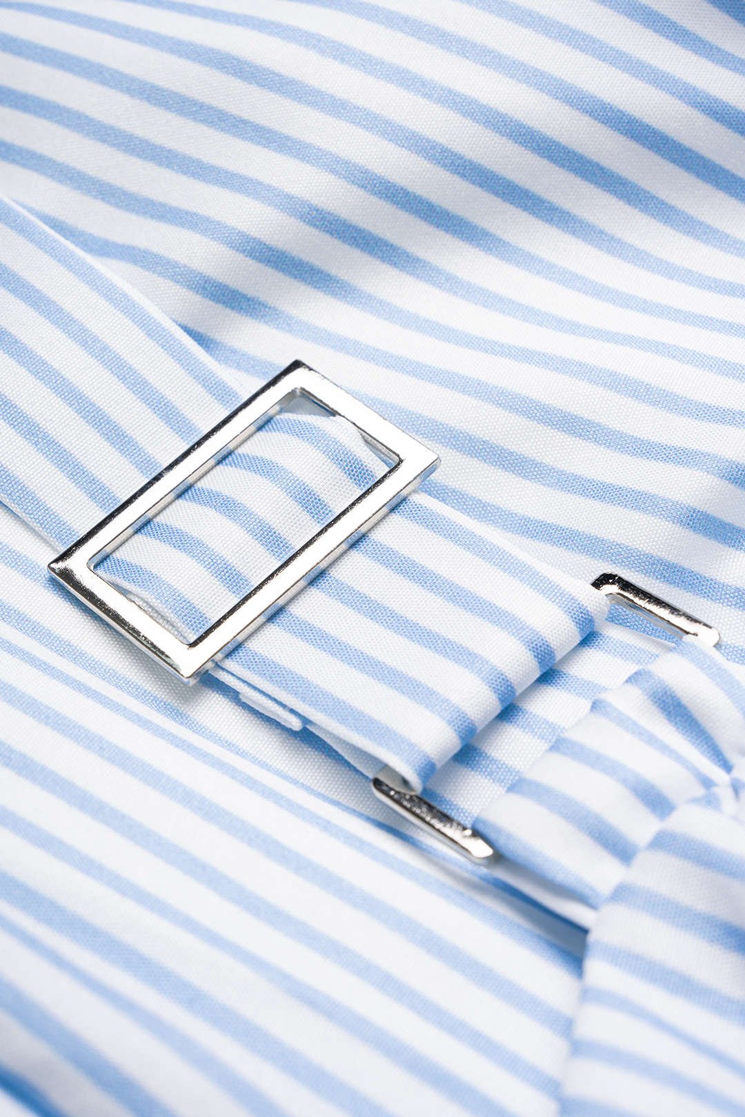 Gestreiftes ärmelloses Midikleid mit Smock-Details und Reißverschluss