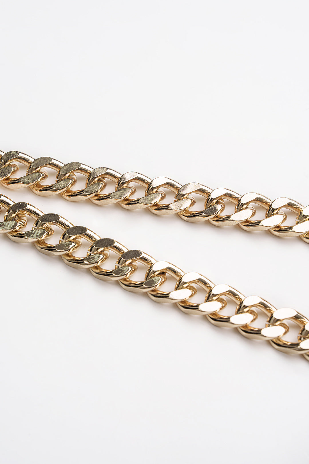 Trägertop mit Metallic-Ketten-Kontrast