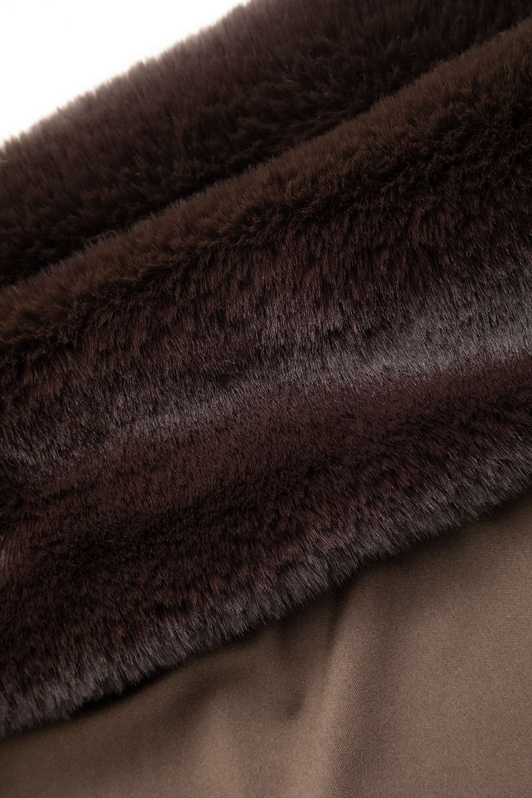 Mini-robe épaules dénudées avec bordure en fausse fourrure