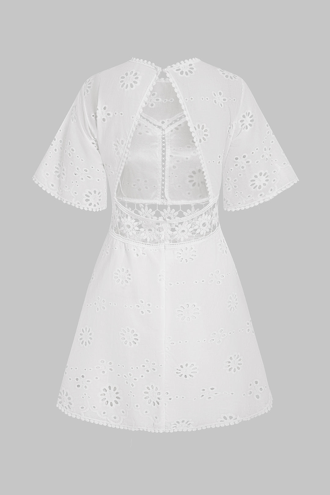Mini-robe dos nu à manches courtes et col rond ajouré