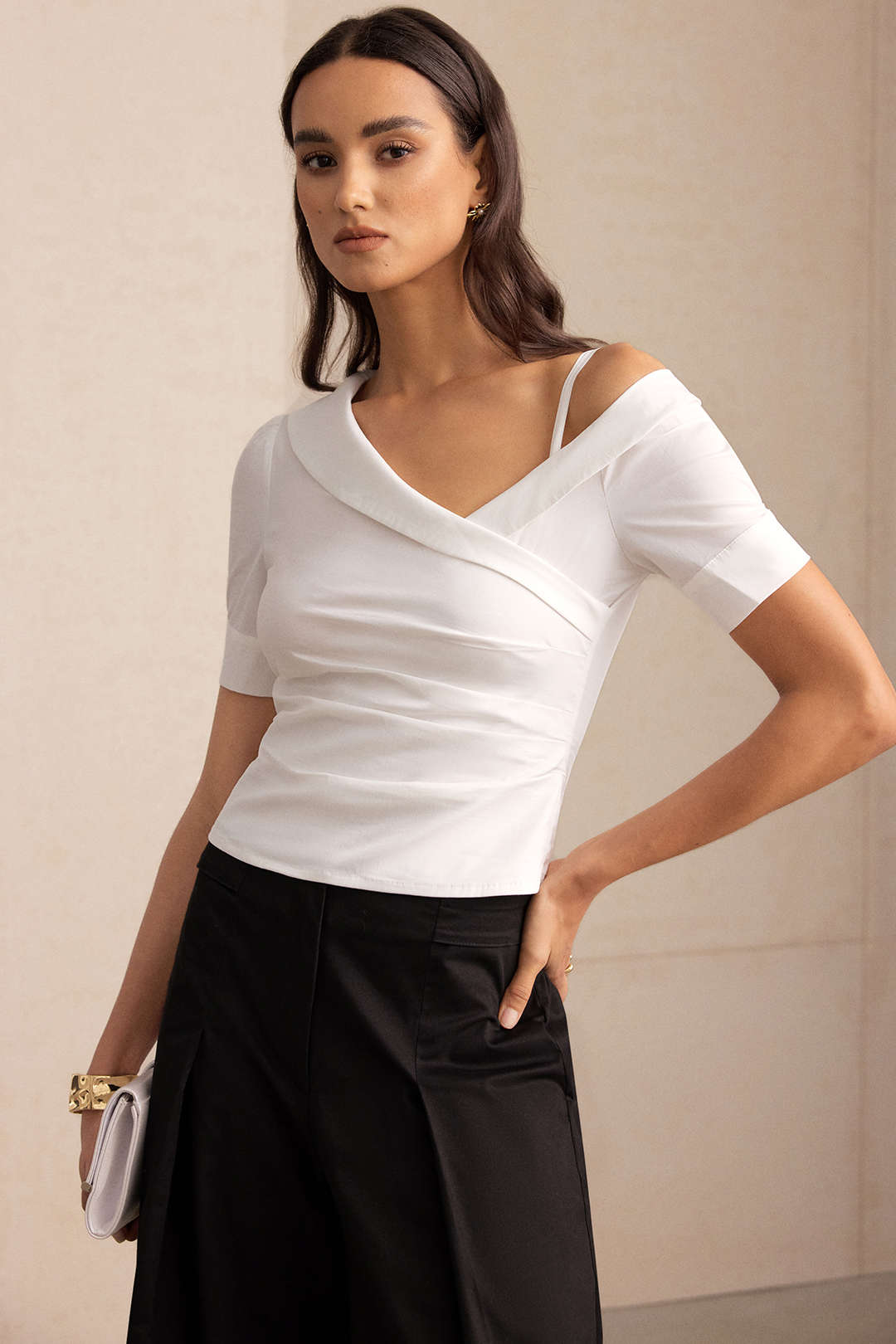 Asymmetrisches bedrucktes Shirt mit Cut-Outs, asymmetrischen Raffungen und kurzen Ärmeln