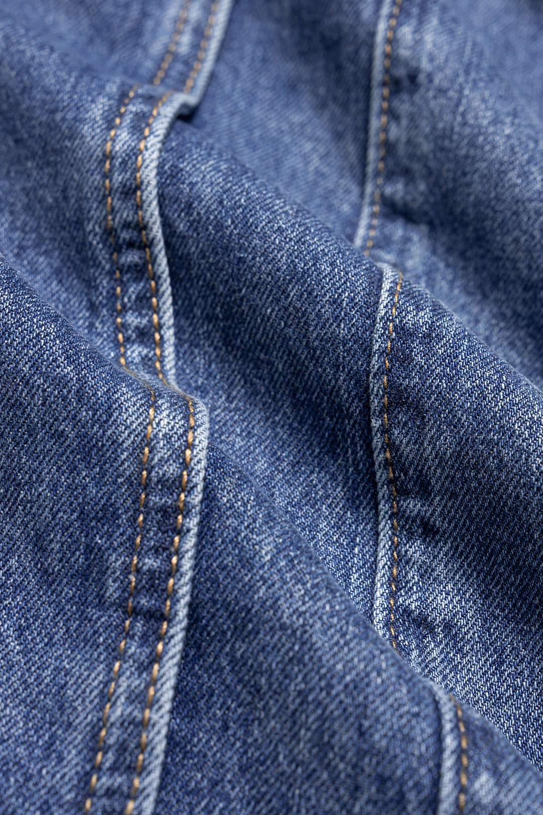 Denim-Jeans mit geradem Bein und Gürtel