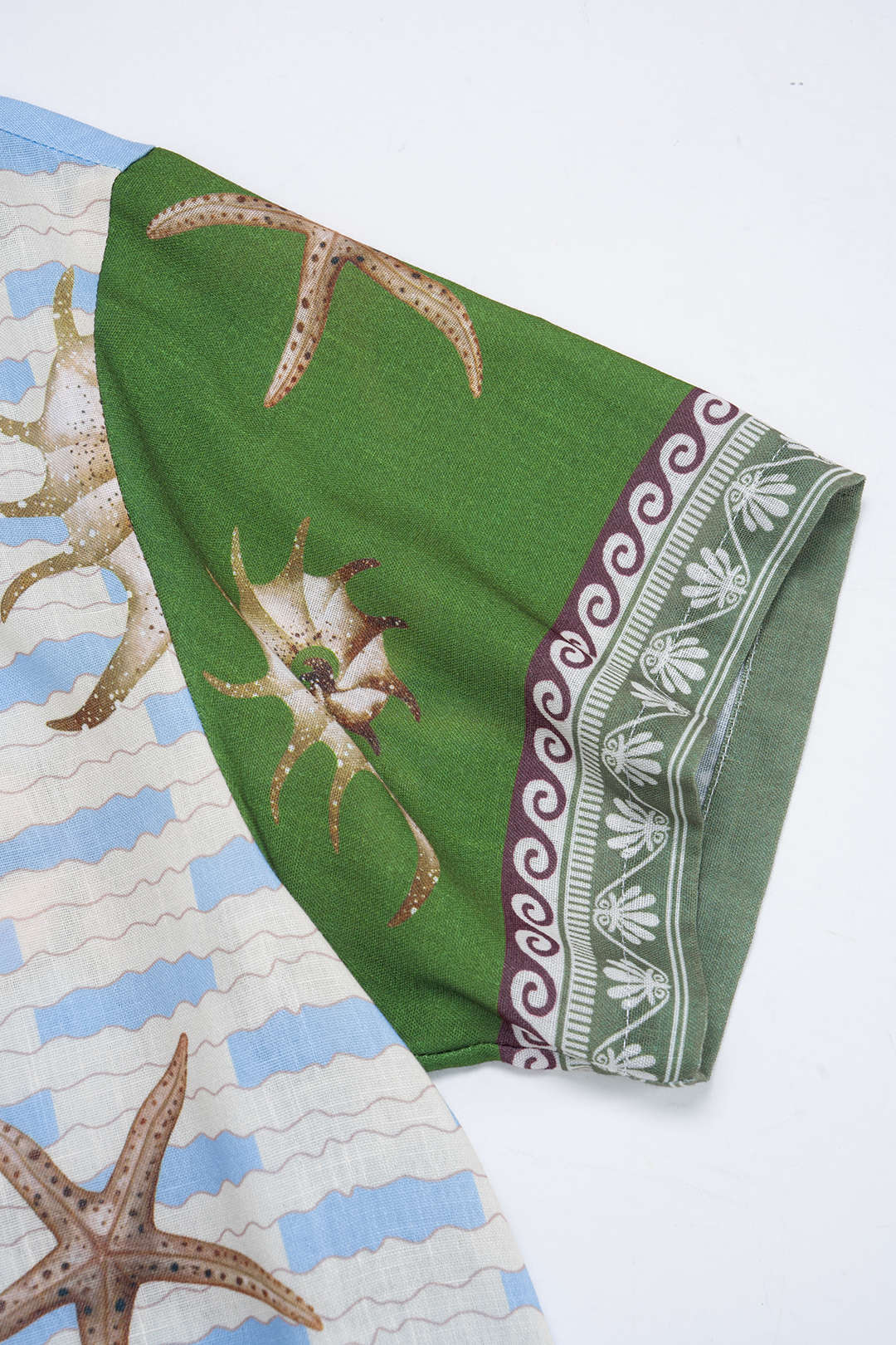 Hemd mit kurzen Ärmeln und Satin-Knöpfen mit Ozean-Print und Hose mit weitem Bein und gerafftem Bund