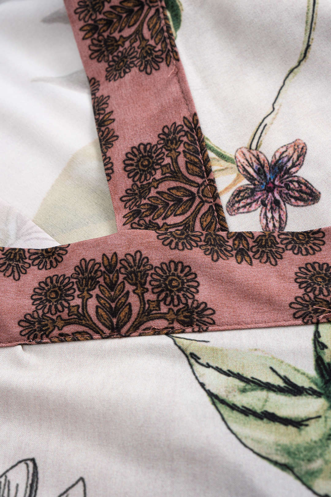 Haut à manches longues à col en V et motif floral, avec lien à nouer