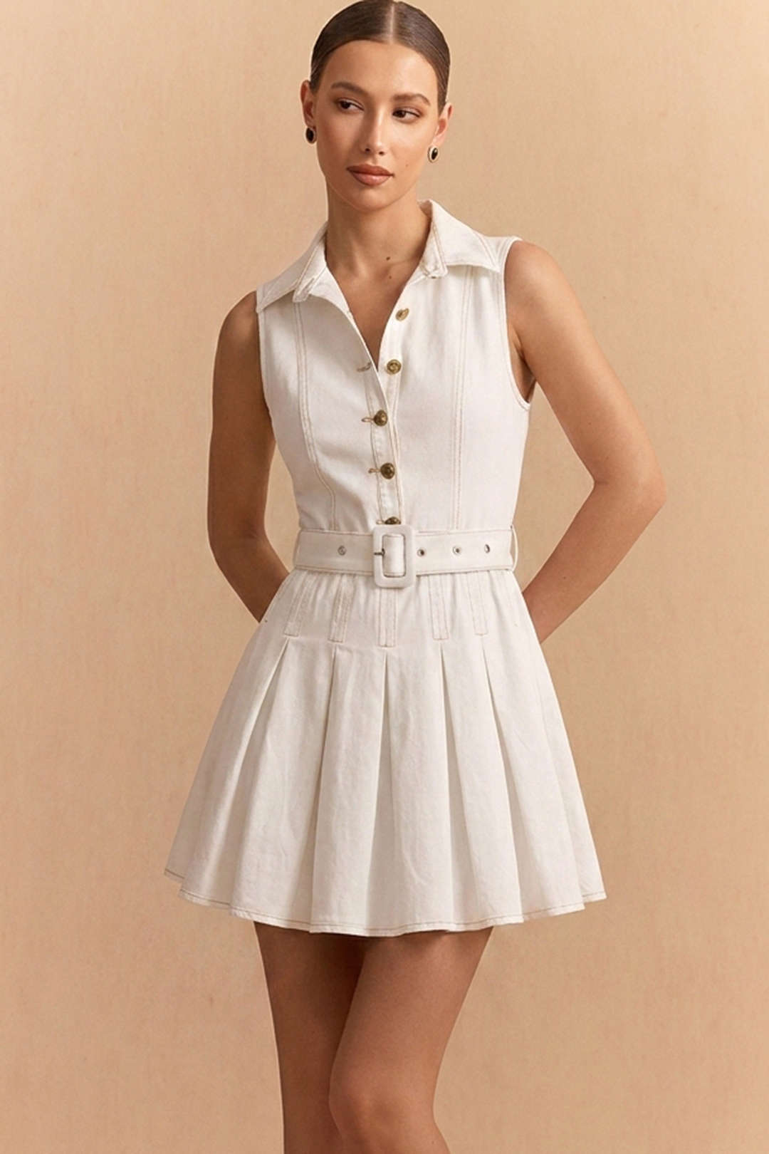 Mini-robe plissée sans manches en jean boutonnée