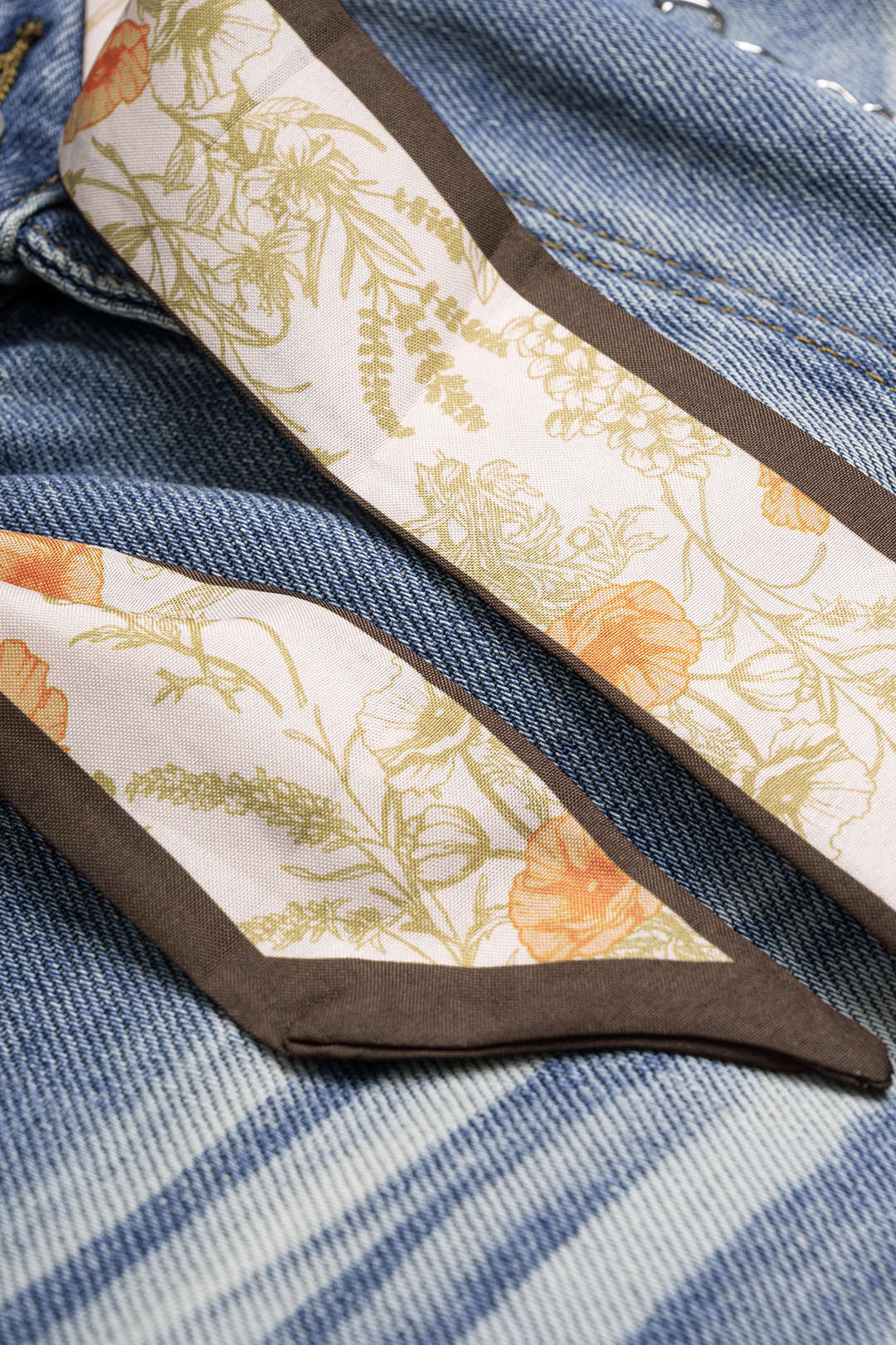 Jupe taille haute en jean avec chaîne et ceinture