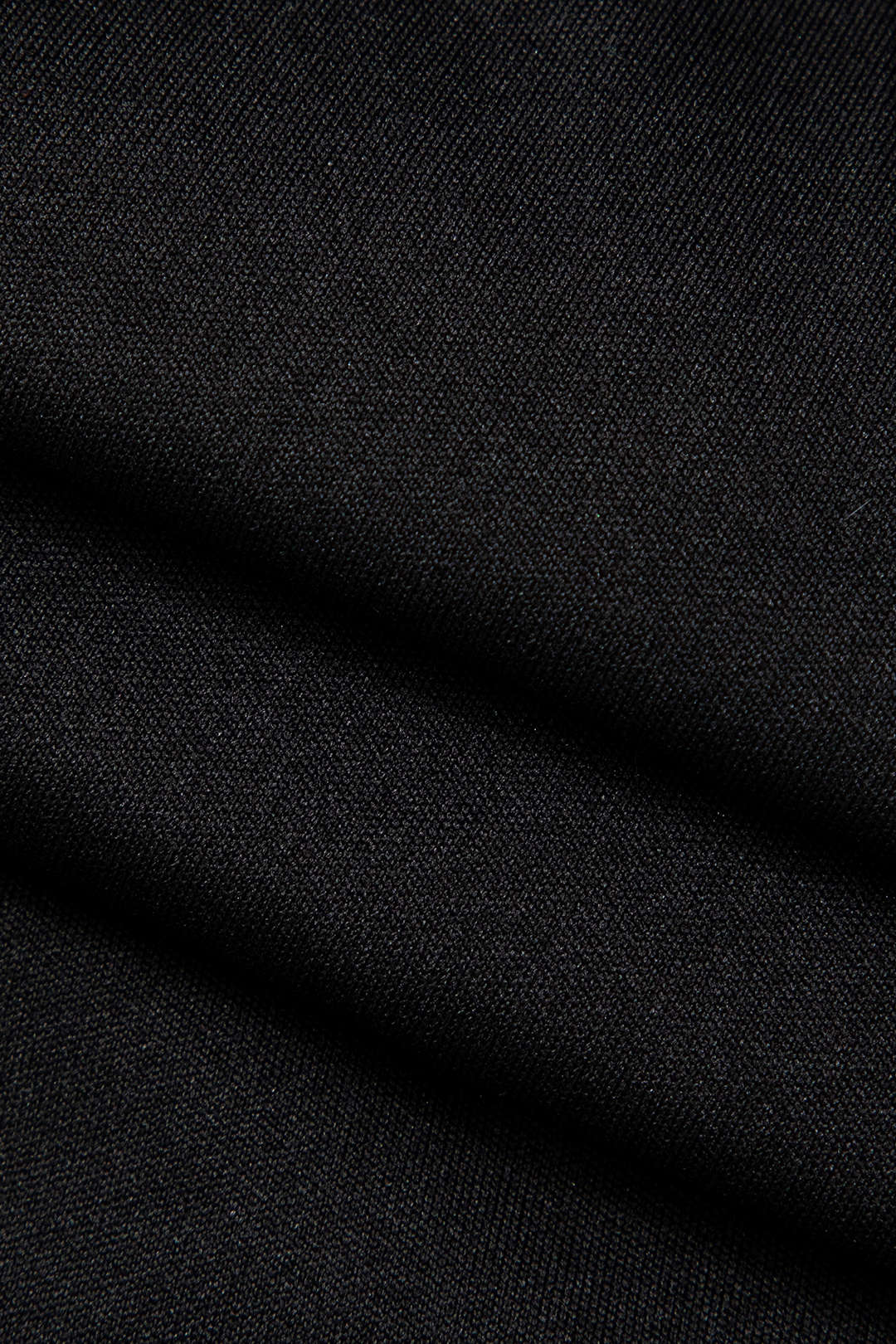Mini-robe épaules dénudées avec bordure en fausse fourrure