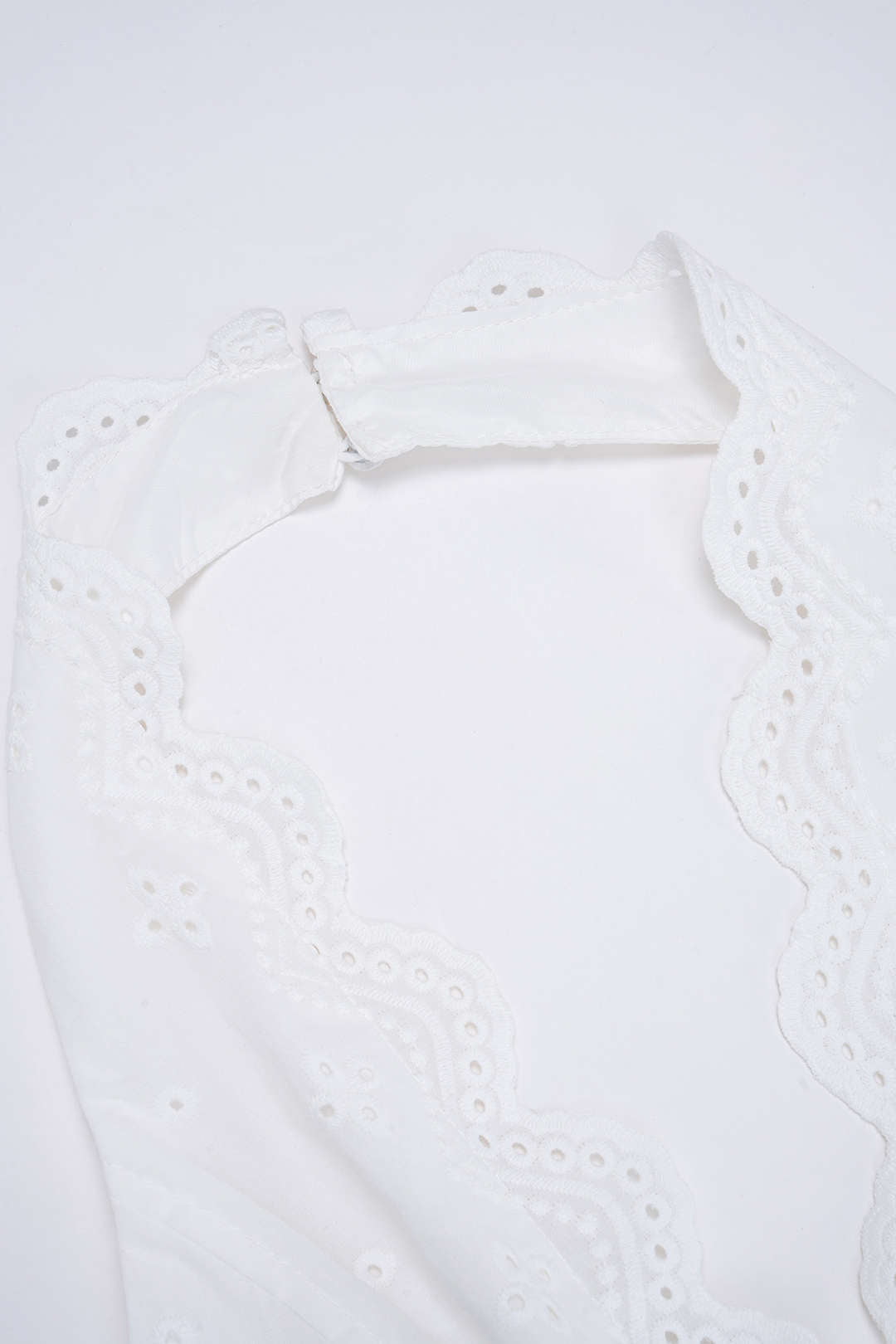 Hohles Neckholder-Tanktop mit Stickerei am Rücken