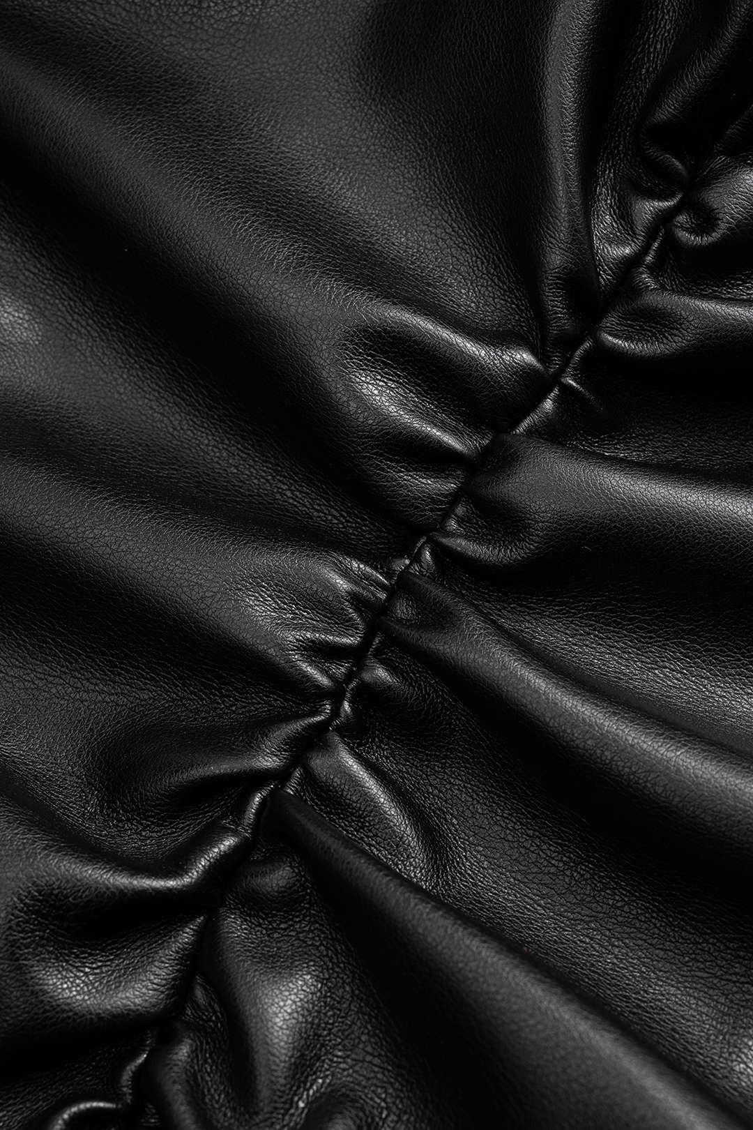 Minikleid aus Kunstleder mit metallischen Ösen und geraffter One-Shoulder-Partie