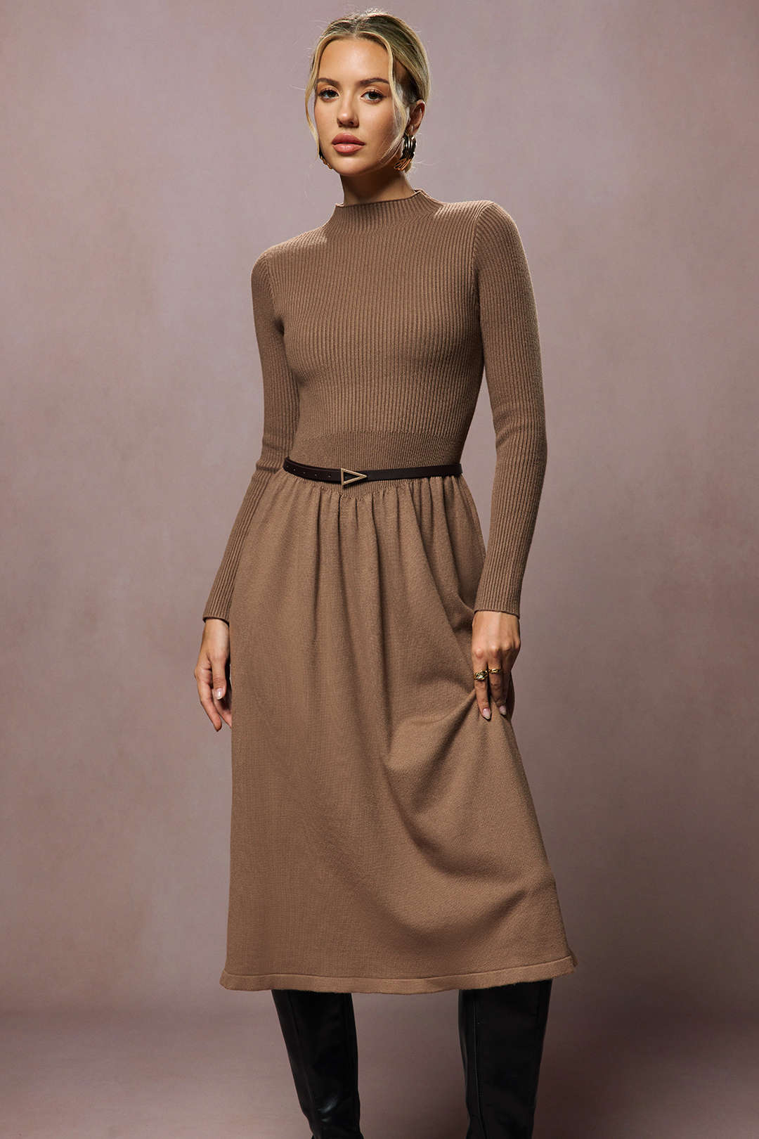 Geripptes, gerafftes, hochtailliertes Midikleid mit langen Ärmeln