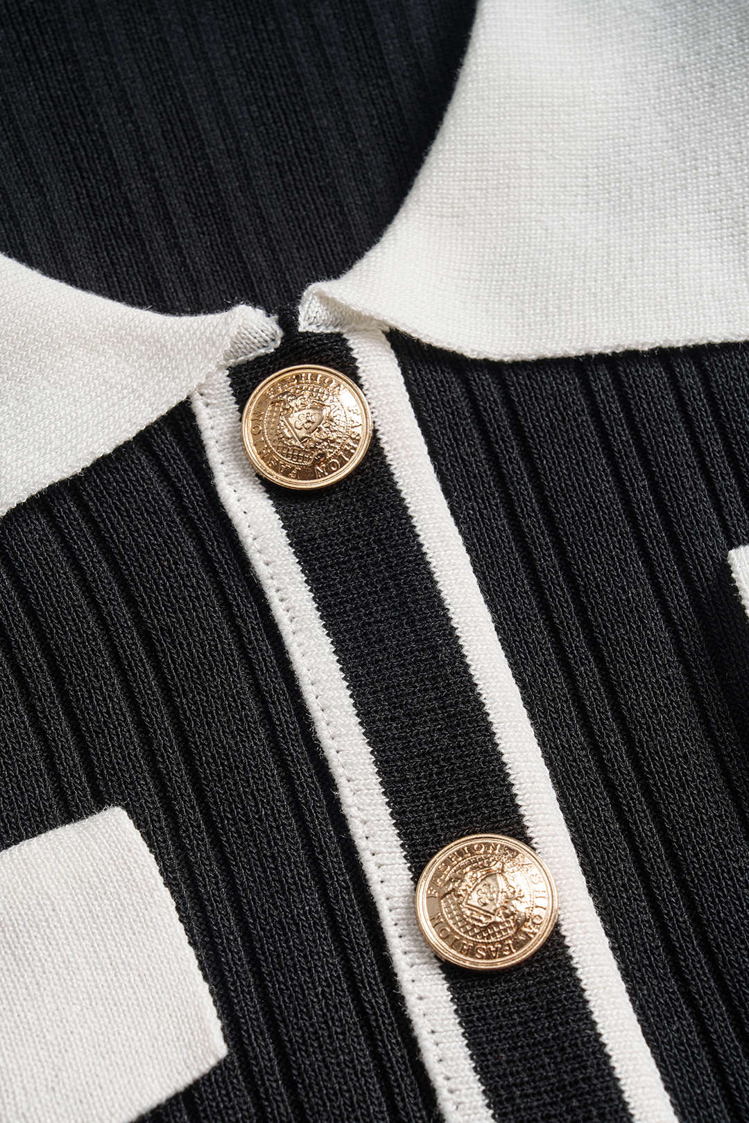 Gestricktes Kleid mit Revers und kurzen Ärmeln
